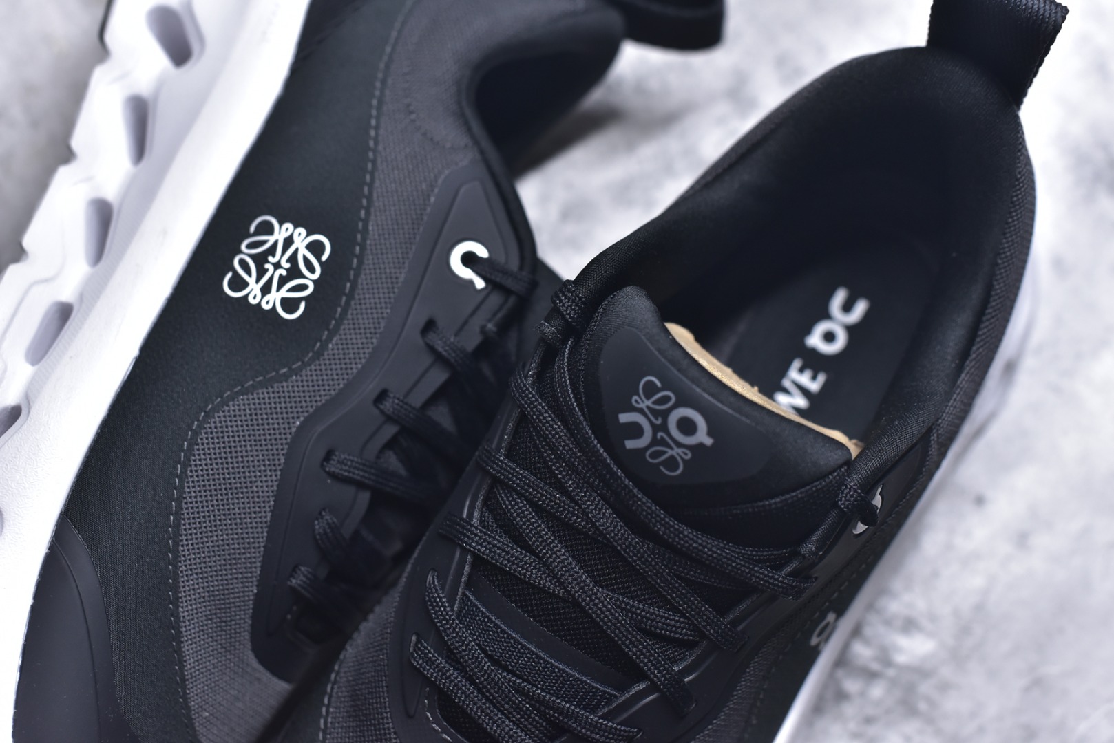 图片[9]-#ON昂跑 x Loewe 罗意威联名二代系列 原版开发 原材料打造 还原真实脚感 鞋底非常软弹 跑步健身必备 原版对比无任何差别 高端零售必推版本 市场独家货 区别市场所有版本 还原对比 鞋面采用一体成型布料 有弹性非常透气 鞋底镂空设计 运用了CLOUDTILT专利技术 弹力十足 毫无负重感 适合日常长距离行走或者休闲旅游 跑步！ 尺码 36 36.5 37.5 38 38.5 39 40 40.5 41 42 42.5 43 44 44.5 45 46-选品中心