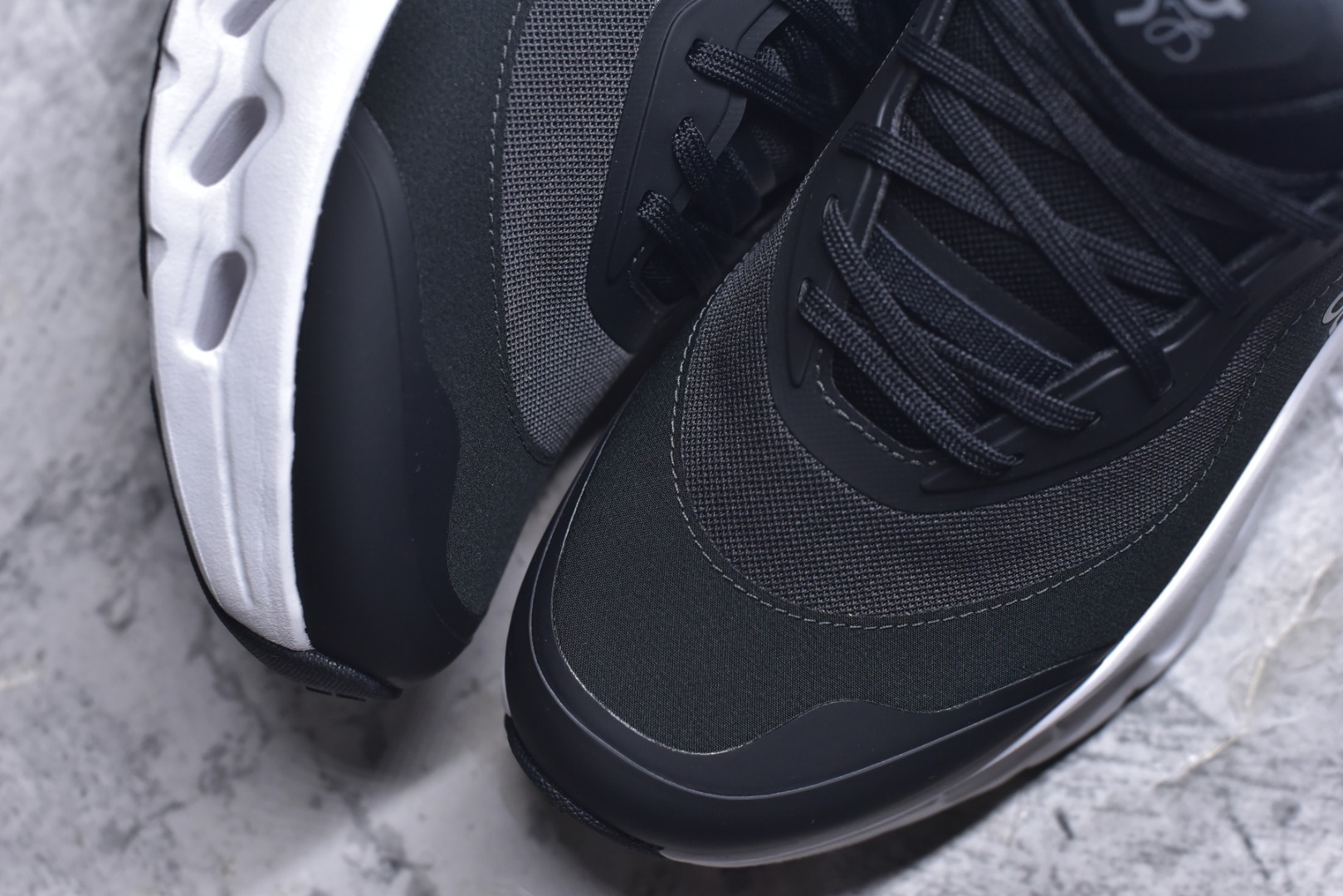 图片[8]-#ON昂跑 x Loewe 罗意威联名二代系列 原版开发 原材料打造 还原真实脚感 鞋底非常软弹 跑步健身必备 原版对比无任何差别 高端零售必推版本 市场独家货 区别市场所有版本 还原对比 鞋面采用一体成型布料 有弹性非常透气 鞋底镂空设计 运用了CLOUDTILT专利技术 弹力十足 毫无负重感 适合日常长距离行走或者休闲旅游 跑步！ 尺码 36 36.5 37.5 38 38.5 39 40 40.5 41 42 42.5 43 44 44.5 45 46-选品中心