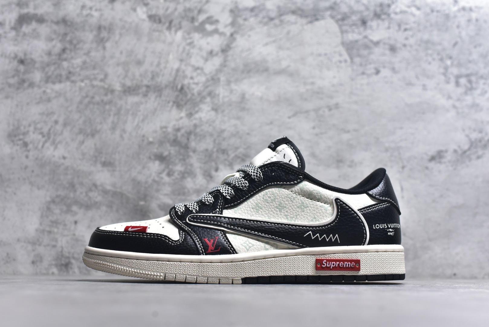 #海外爆款限量发售！Travis Scott x Fragment Design x Jordan Air Jordan 1 Low OG SP “LV联名——双拼黑荔纹” 多方联名合作融合了Travi翻毛蓝勾s Scott 独特的音乐风格，藤原浩个性的设计风格以及Jordan品牌的经典元素 使其成为一双具有独特身份和价值的鞋子 清新而立体的外观加上联名标识更突出了其独特身份 这种配色方案显示出活力和时尚感 在视觉上引人注目 鞋身的质感和细腻的细节处理使其显得高端而格调十足 这款“倒钩”联名是设计与创意完美结合 融合多方的个性风格是一款备受瞩目的潮流鞋款 低帮休闲板鞋 定制鞋盒 大厂纯原品质出货 超高清洁度 皮料切割干净无任何毛边 细节完美 货号：CX5050-Y31 尺码：36 36.5 37.5 38 38.5 39 40 40.5 41 42 42.5 43 44 44.5 45-选品中心
