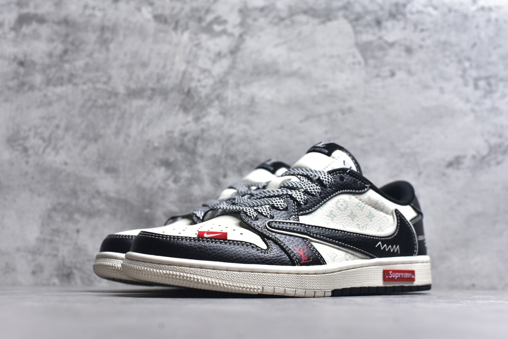 图片[2]-#海外爆款限量发售！Travis Scott x Fragment Design x Jordan Air Jordan 1 Low OG SP “LV联名——双拼黑荔纹” 多方联名合作融合了Travi翻毛蓝勾s Scott 独特的音乐风格，藤原浩个性的设计风格以及Jordan品牌的经典元素 使其成为一双具有独特身份和价值的鞋子 清新而立体的外观加上联名标识更突出了其独特身份 这种配色方案显示出活力和时尚感 在视觉上引人注目 鞋身的质感和细腻的细节处理使其显得高端而格调十足 这款“倒钩”联名是设计与创意完美结合 融合多方的个性风格是一款备受瞩目的潮流鞋款 低帮休闲板鞋 定制鞋盒 大厂纯原品质出货 超高清洁度 皮料切割干净无任何毛边 细节完美 货号：CX5050-Y31 尺码：36 36.5 37.5 38 38.5 39 40 40.5 41 42 42.5 43 44 44.5 45-选品中心