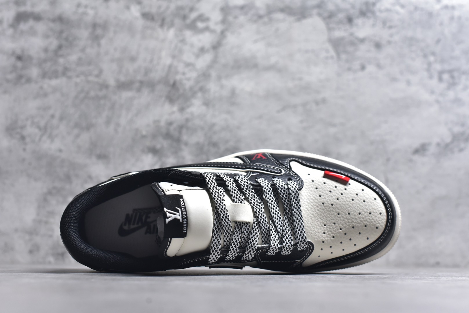 图片[4]-#海外爆款限量发售！Travis Scott x Fragment Design x Jordan Air Jordan 1 Low OG SP “LV联名——双拼黑荔纹” 多方联名合作融合了Travi翻毛蓝勾s Scott 独特的音乐风格，藤原浩个性的设计风格以及Jordan品牌的经典元素 使其成为一双具有独特身份和价值的鞋子 清新而立体的外观加上联名标识更突出了其独特身份 这种配色方案显示出活力和时尚感 在视觉上引人注目 鞋身的质感和细腻的细节处理使其显得高端而格调十足 这款“倒钩”联名是设计与创意完美结合 融合多方的个性风格是一款备受瞩目的潮流鞋款 低帮休闲板鞋 定制鞋盒 大厂纯原品质出货 超高清洁度 皮料切割干净无任何毛边 细节完美 货号：CX5050-Y31 尺码：36 36.5 37.5 38 38.5 39 40 40.5 41 42 42.5 43 44 44.5 45-选品中心