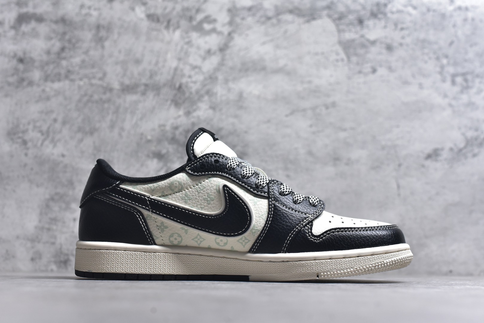 图片[3]-#海外爆款限量发售！Travis Scott x Fragment Design x Jordan Air Jordan 1 Low OG SP “LV联名——双拼黑荔纹” 多方联名合作融合了Travi翻毛蓝勾s Scott 独特的音乐风格，藤原浩个性的设计风格以及Jordan品牌的经典元素 使其成为一双具有独特身份和价值的鞋子 清新而立体的外观加上联名标识更突出了其独特身份 这种配色方案显示出活力和时尚感 在视觉上引人注目 鞋身的质感和细腻的细节处理使其显得高端而格调十足 这款“倒钩”联名是设计与创意完美结合 融合多方的个性风格是一款备受瞩目的潮流鞋款 低帮休闲板鞋 定制鞋盒 大厂纯原品质出货 超高清洁度 皮料切割干净无任何毛边 细节完美 货号：CX5050-Y31 尺码：36 36.5 37.5 38 38.5 39 40 40.5 41 42 42.5 43 44 44.5 45-选品中心