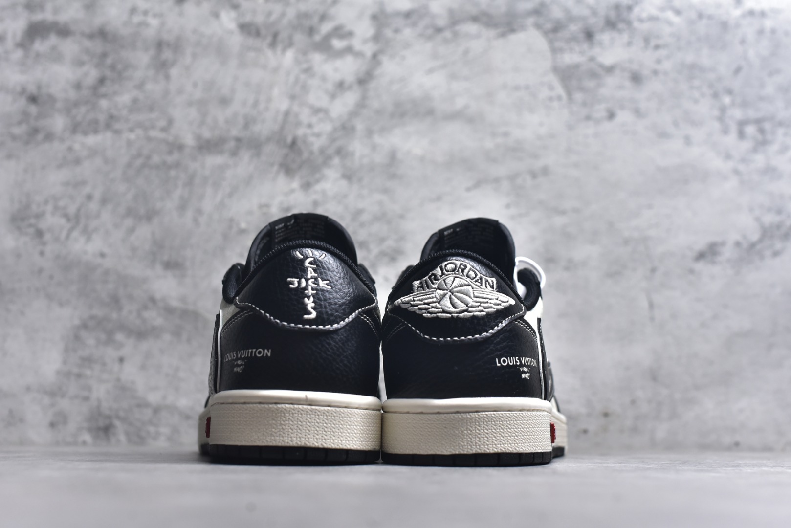 图片[5]-#海外爆款限量发售！Travis Scott x Fragment Design x Jordan Air Jordan 1 Low OG SP “LV联名——双拼黑荔纹” 多方联名合作融合了Travi翻毛蓝勾s Scott 独特的音乐风格，藤原浩个性的设计风格以及Jordan品牌的经典元素 使其成为一双具有独特身份和价值的鞋子 清新而立体的外观加上联名标识更突出了其独特身份 这种配色方案显示出活力和时尚感 在视觉上引人注目 鞋身的质感和细腻的细节处理使其显得高端而格调十足 这款“倒钩”联名是设计与创意完美结合 融合多方的个性风格是一款备受瞩目的潮流鞋款 低帮休闲板鞋 定制鞋盒 大厂纯原品质出货 超高清洁度 皮料切割干净无任何毛边 细节完美 货号：CX5050-Y31 尺码：36 36.5 37.5 38 38.5 39 40 40.5 41 42 42.5 43 44 44.5 45-选品中心