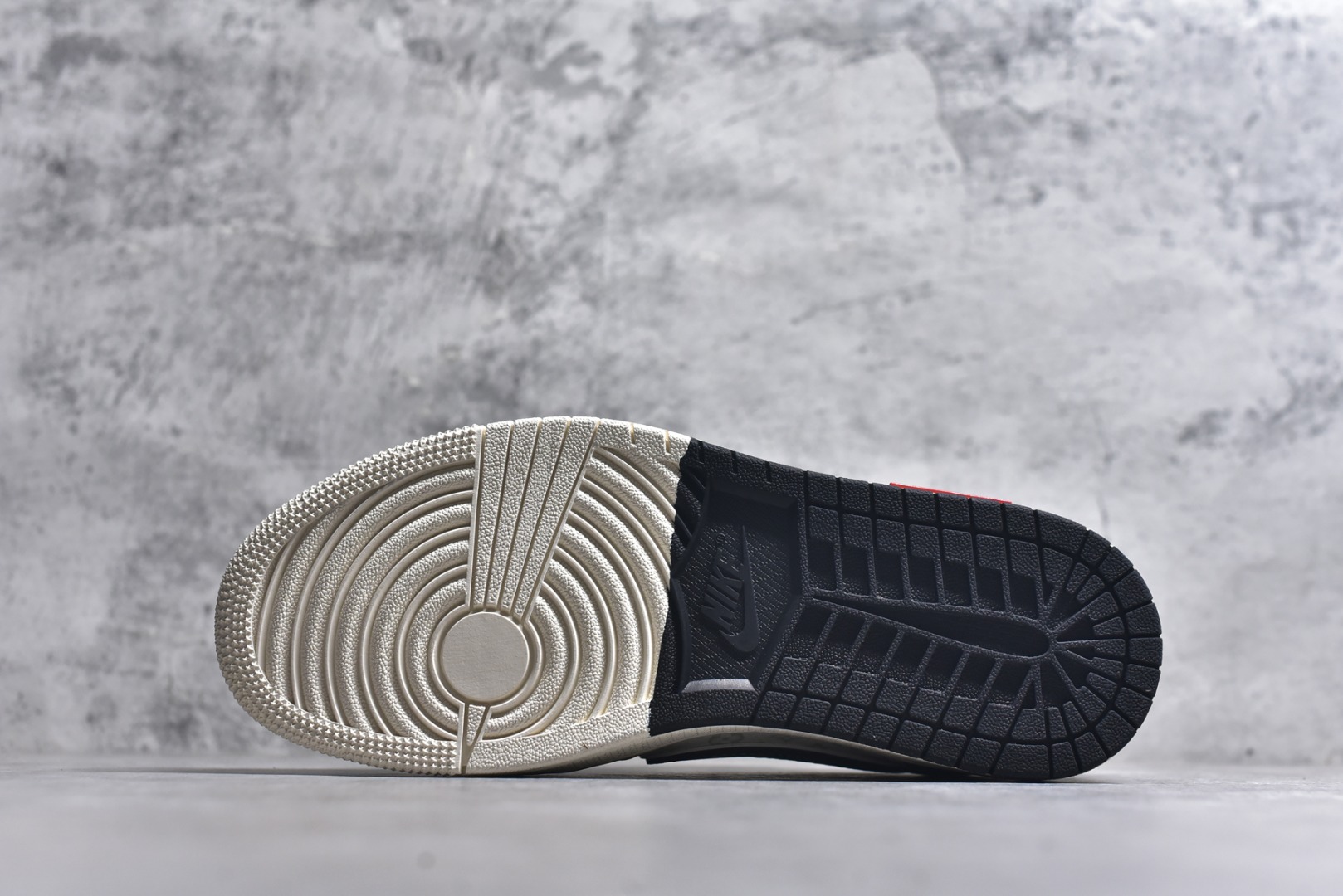 图片[6]-#海外爆款限量发售！Travis Scott x Fragment Design x Jordan Air Jordan 1 Low OG SP “LV联名——双拼黑荔纹” 多方联名合作融合了Travi翻毛蓝勾s Scott 独特的音乐风格，藤原浩个性的设计风格以及Jordan品牌的经典元素 使其成为一双具有独特身份和价值的鞋子 清新而立体的外观加上联名标识更突出了其独特身份 这种配色方案显示出活力和时尚感 在视觉上引人注目 鞋身的质感和细腻的细节处理使其显得高端而格调十足 这款“倒钩”联名是设计与创意完美结合 融合多方的个性风格是一款备受瞩目的潮流鞋款 低帮休闲板鞋 定制鞋盒 大厂纯原品质出货 超高清洁度 皮料切割干净无任何毛边 细节完美 货号：CX5050-Y31 尺码：36 36.5 37.5 38 38.5 39 40 40.5 41 42 42.5 43 44 44.5 45-选品中心