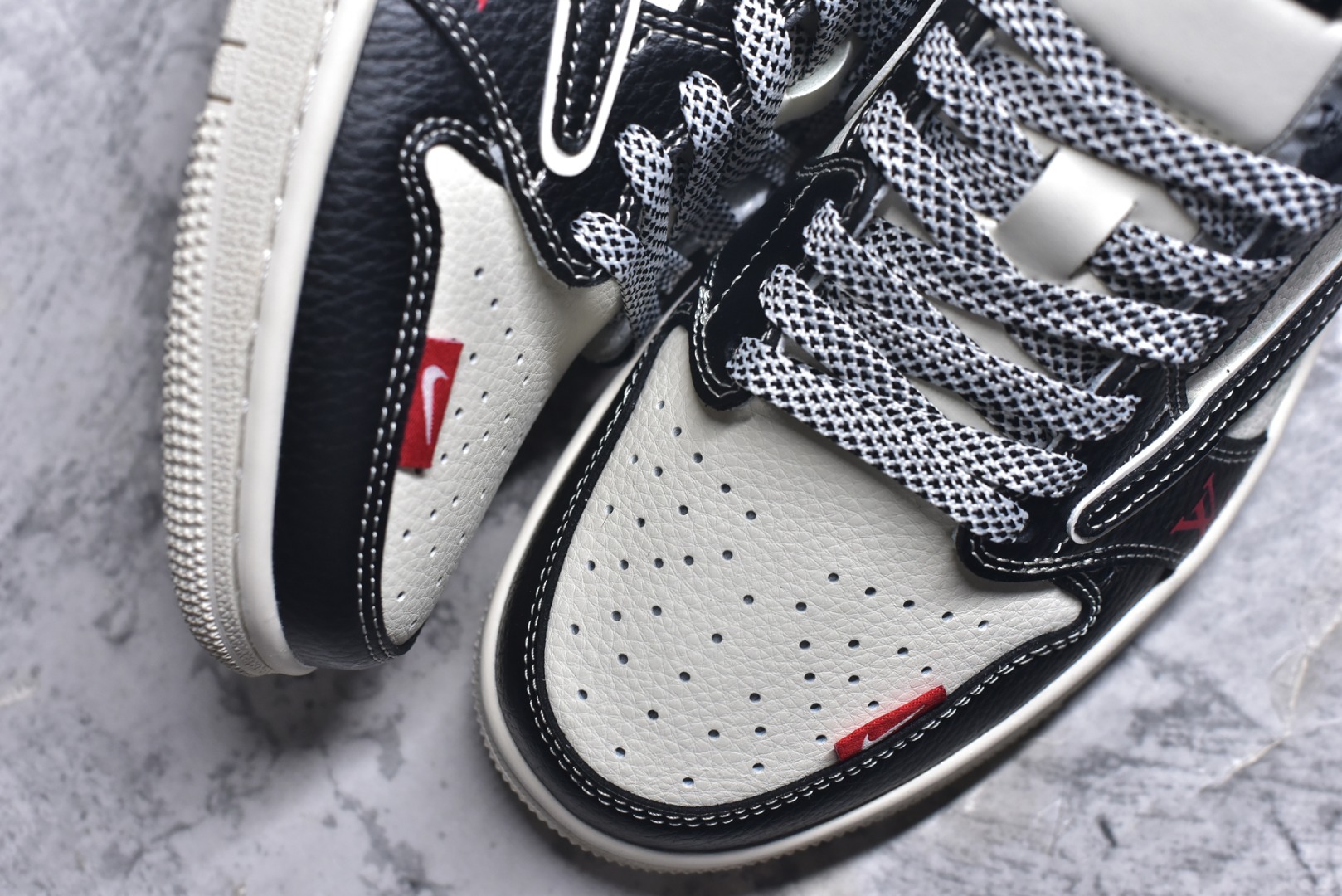 图片[8]-#海外爆款限量发售！Travis Scott x Fragment Design x Jordan Air Jordan 1 Low OG SP “LV联名——双拼黑荔纹” 多方联名合作融合了Travi翻毛蓝勾s Scott 独特的音乐风格，藤原浩个性的设计风格以及Jordan品牌的经典元素 使其成为一双具有独特身份和价值的鞋子 清新而立体的外观加上联名标识更突出了其独特身份 这种配色方案显示出活力和时尚感 在视觉上引人注目 鞋身的质感和细腻的细节处理使其显得高端而格调十足 这款“倒钩”联名是设计与创意完美结合 融合多方的个性风格是一款备受瞩目的潮流鞋款 低帮休闲板鞋 定制鞋盒 大厂纯原品质出货 超高清洁度 皮料切割干净无任何毛边 细节完美 货号：CX5050-Y31 尺码：36 36.5 37.5 38 38.5 39 40 40.5 41 42 42.5 43 44 44.5 45-选品中心