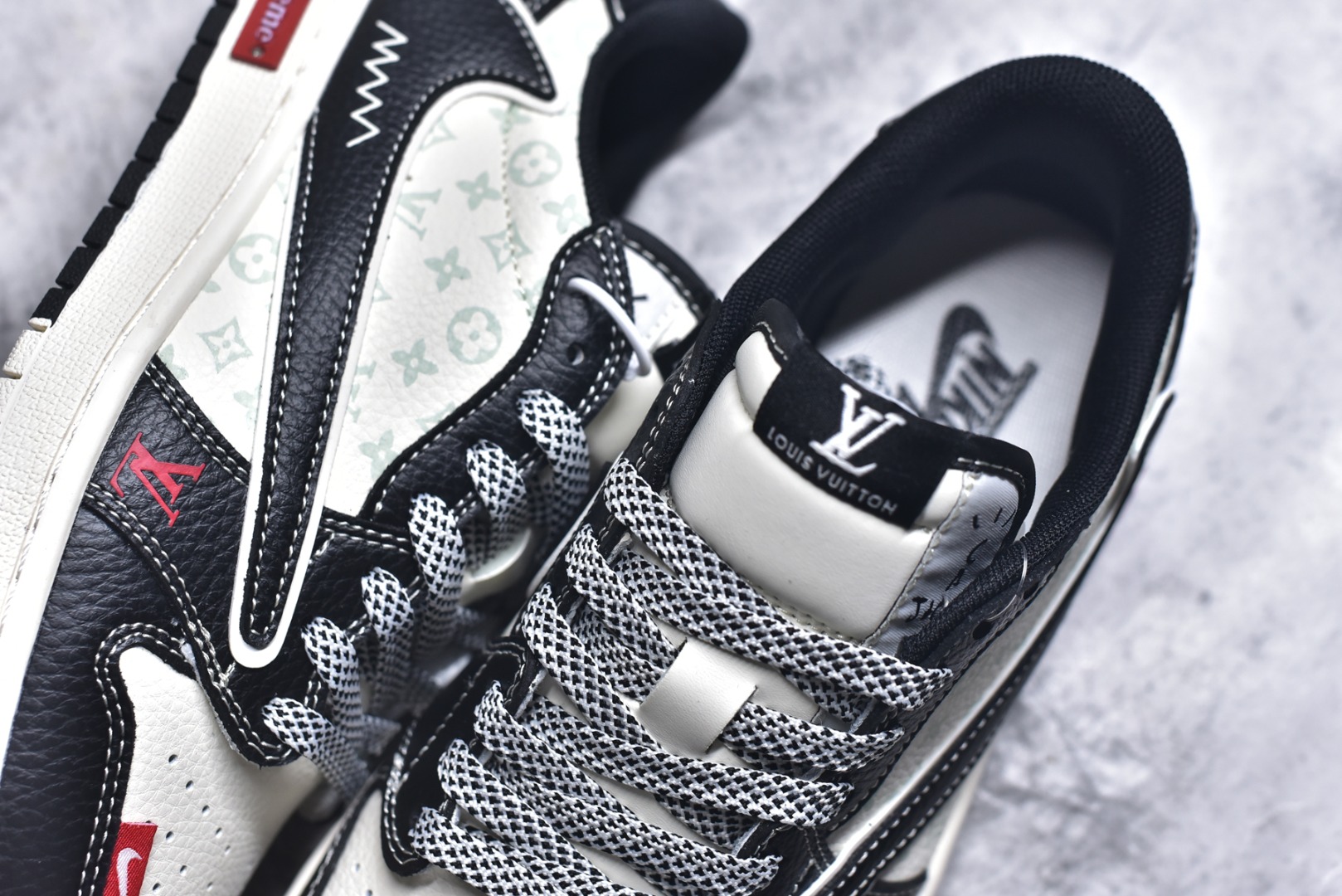 图片[9]-#海外爆款限量发售！Travis Scott x Fragment Design x Jordan Air Jordan 1 Low OG SP “LV联名——双拼黑荔纹” 多方联名合作融合了Travi翻毛蓝勾s Scott 独特的音乐风格，藤原浩个性的设计风格以及Jordan品牌的经典元素 使其成为一双具有独特身份和价值的鞋子 清新而立体的外观加上联名标识更突出了其独特身份 这种配色方案显示出活力和时尚感 在视觉上引人注目 鞋身的质感和细腻的细节处理使其显得高端而格调十足 这款“倒钩”联名是设计与创意完美结合 融合多方的个性风格是一款备受瞩目的潮流鞋款 低帮休闲板鞋 定制鞋盒 大厂纯原品质出货 超高清洁度 皮料切割干净无任何毛边 细节完美 货号：CX5050-Y31 尺码：36 36.5 37.5 38 38.5 39 40 40.5 41 42 42.5 43 44 44.5 45-选品中心