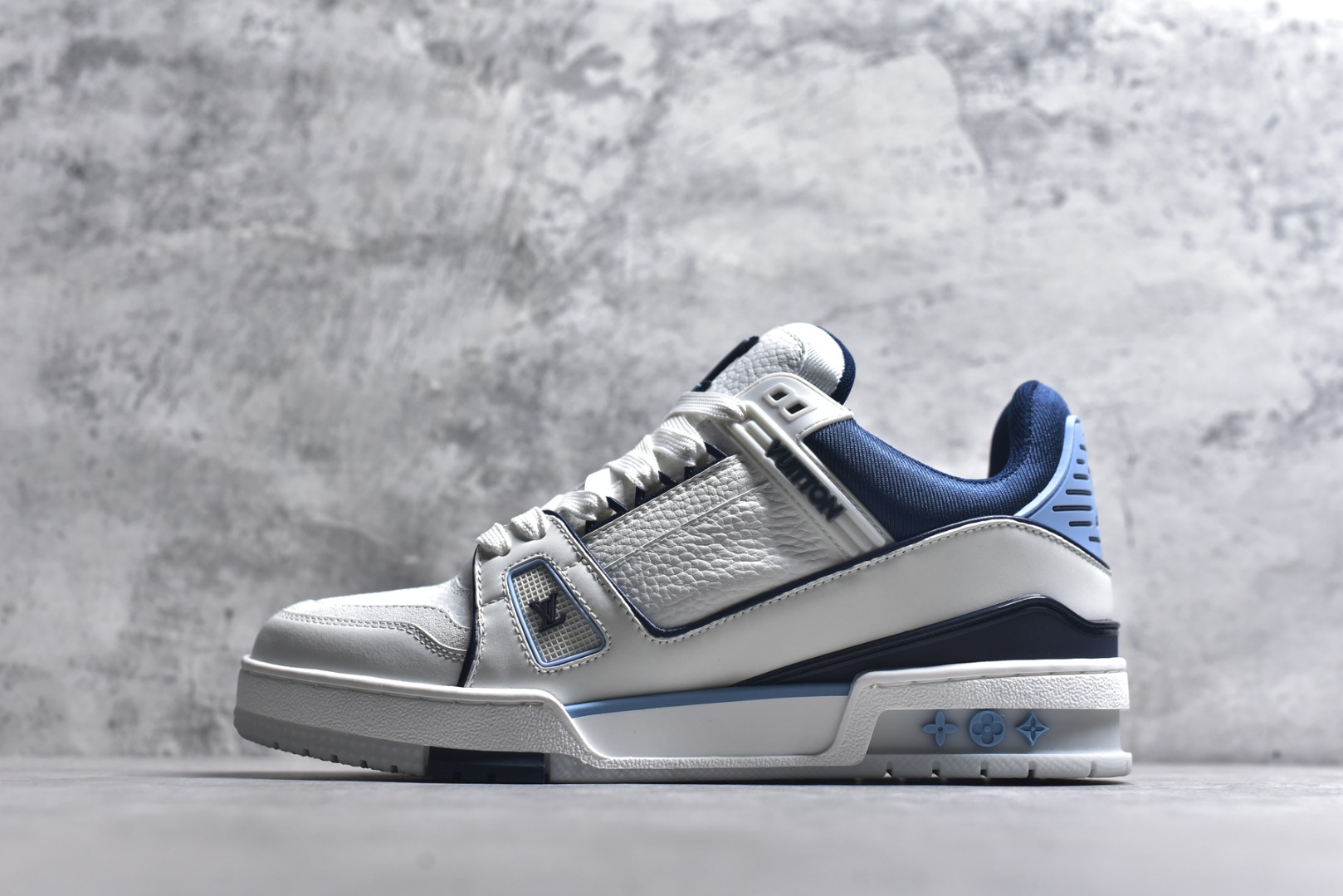 #AM-甄选 碾压市场7××版本 独家𝑻𝒓𝒂𝒊𝒏𝒆𝒓 现货入库💪🏻 救市品质 走量拉新神器 独家高定版最强平替 价格优势碾压市场 救市批次 高端零售 外贸专供 原版购入开发 正确空胶工艺 ZP级全套包装 完美楦型 正确卡色 大底TPU 质感媲美原版 细节与原版一致 注意区分市面通货 比肩高定 尺码：39-46-选品中心