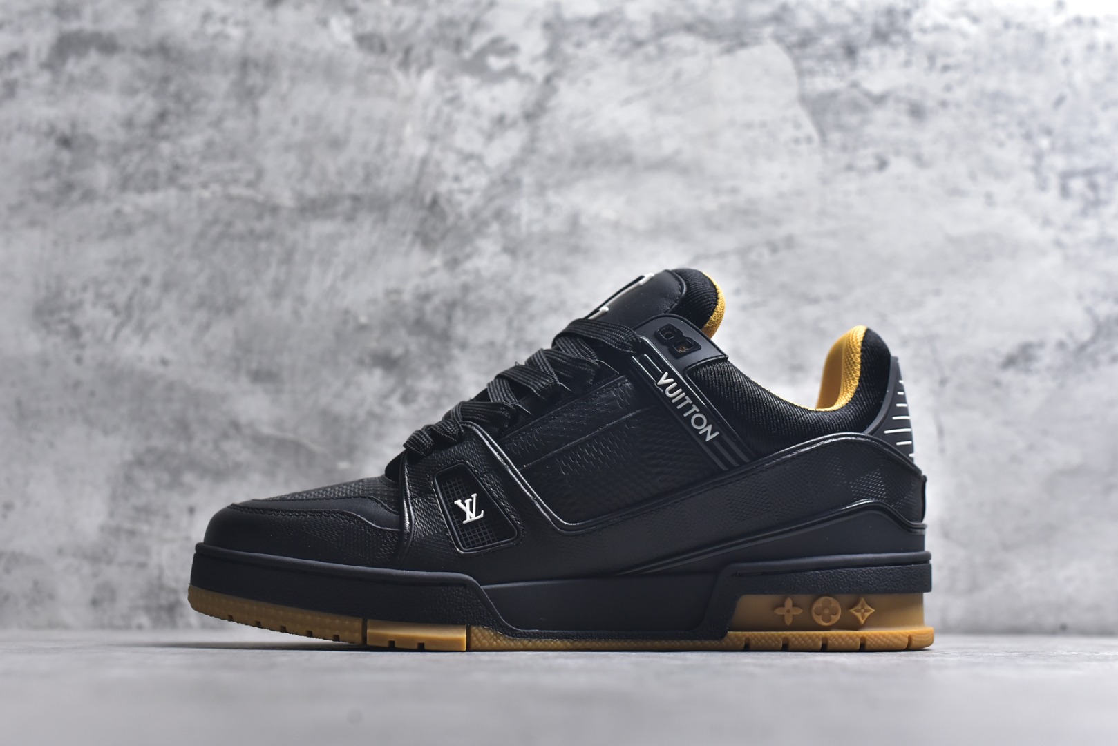 #AM-甄选 碾压市场7××版本 独家𝑻𝒓𝒂𝒊𝒏𝒆𝒓 现货入库💪🏻 救市品质 走量拉新神器 独家高定版最强平替 价格优势碾压市场 救市批次 高端零售 外贸专供 原版购入开发 正确空胶工艺 ZP级全套包装 完美楦型 正确卡色 大底TPU 质感媲美原版 细节与原版一致 注意区分市面通货 比肩高定 尺码：39-46-选品中心