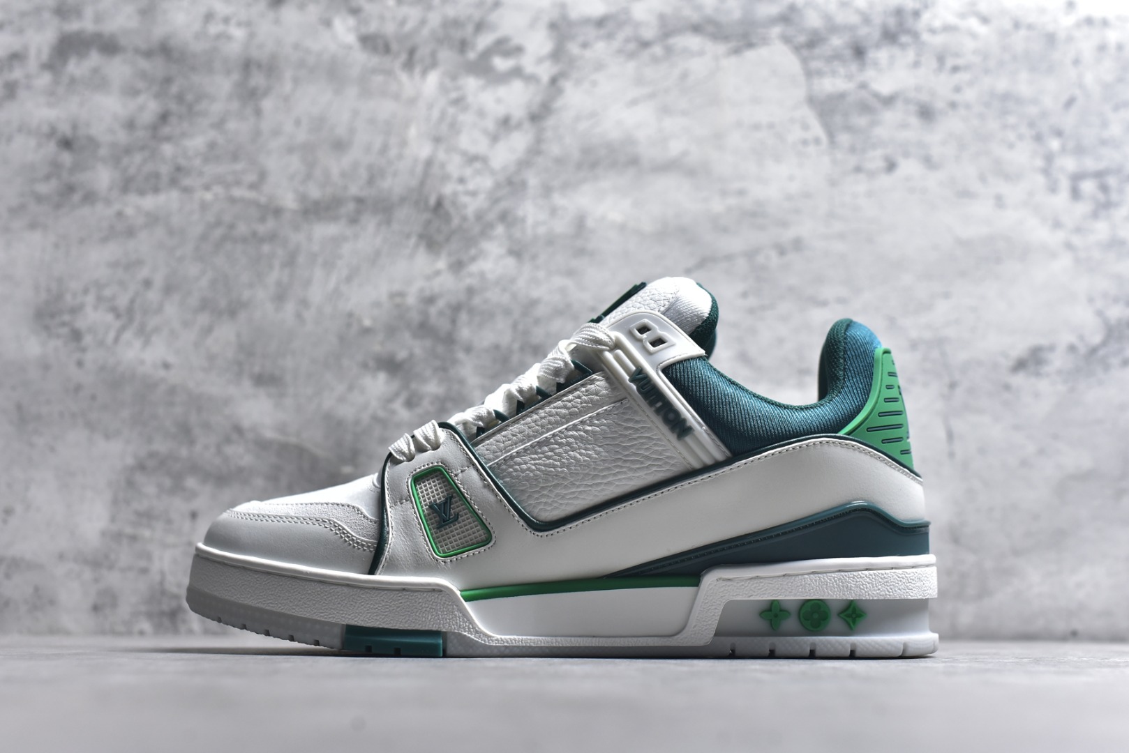 #AM-甄选 碾压市场7××版本 独家𝑻𝒓𝒂𝒊𝒏𝒆𝒓 现货入库💪🏻 救市品质 走量拉新神器 独家高定版最强平替 价格优势碾压市场 救市批次 高端零售 外贸专供 原版购入开发 正确空胶工艺 ZP级全套包装 完美楦型 正确卡色 大底TPU 质感媲美原版 细节与原版一致 注意区分市面通货 比肩高定 尺码：39-46-选品中心