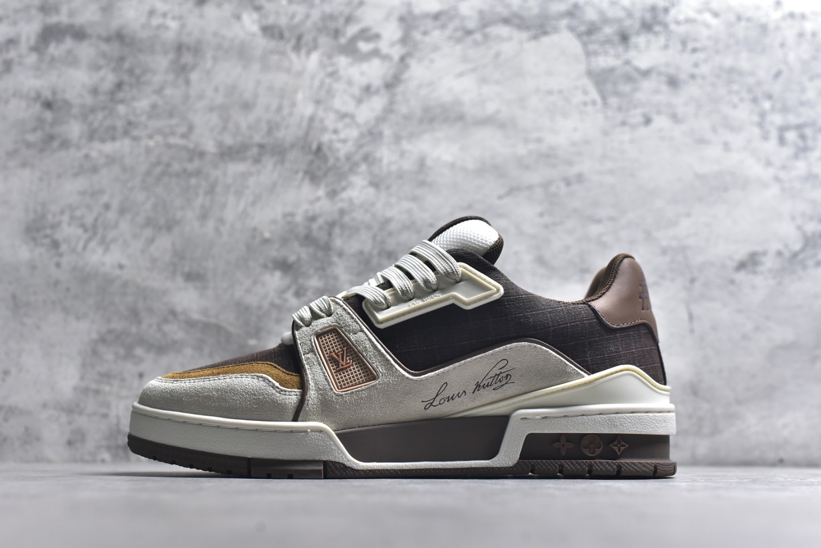 #AM-甄选 碾压市场7××版本 独家𝑻𝒓𝒂𝒊𝒏𝒆𝒓 现货入库💪🏻 救市品质 走量拉新神器 独家高定版最强平替 价格优势碾压市场 救市批次 高端零售 外贸专供 原版购入开发 正确空胶工艺 ZP级全套包装 完美楦型 正确卡色 大底TPU 质感媲美原版 细节与原版一致 注意区分市面通货 比肩高定 尺码：35-46-选品中心