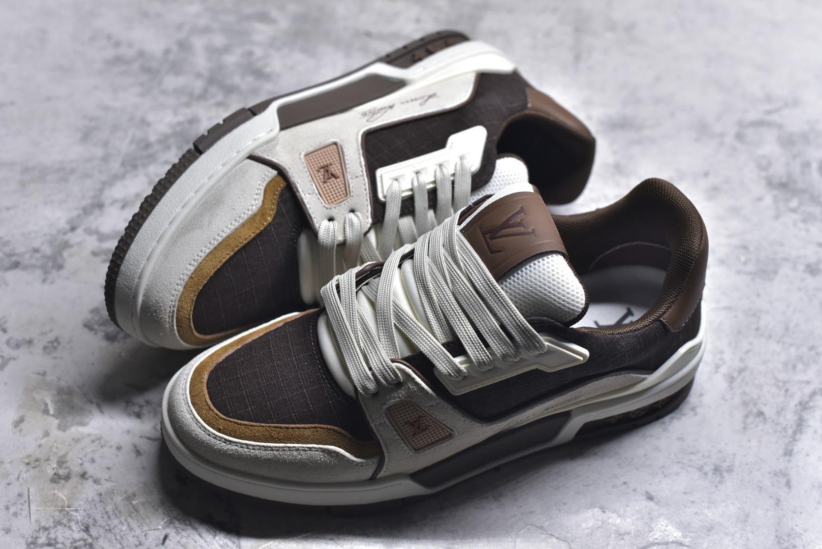 图片[7]-#AM-甄选 碾压市场7××版本 独家𝑻𝒓𝒂𝒊𝒏𝒆𝒓 现货入库💪🏻 救市品质 走量拉新神器 独家高定版最强平替 价格优势碾压市场 救市批次 高端零售 外贸专供 原版购入开发 正确空胶工艺 ZP级全套包装 完美楦型 正确卡色 大底TPU 质感媲美原版 细节与原版一致 注意区分市面通货 比肩高定 尺码：35-46-选品中心