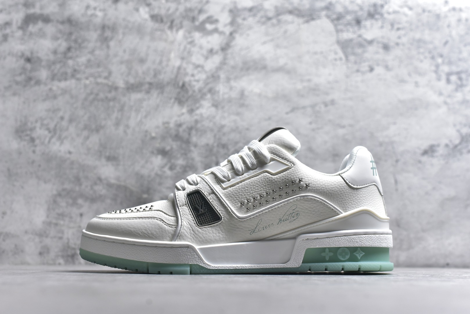 #AM-甄选 碾压市场7××版本 独家𝑻𝒓𝒂𝒊𝒏𝒆𝒓 现货入库💪🏻 救市品质 走量拉新神器 独家高定版最强平替 价格优势碾压市场 救市批次 高端零售 外贸专供 原版购入开发 正确空胶工艺 ZP级全套包装 完美楦型 正确卡色 大底TPU 质感媲美原版 细节与原版一致 注意区分市面通货 比肩高定 尺码：39-46-选品中心