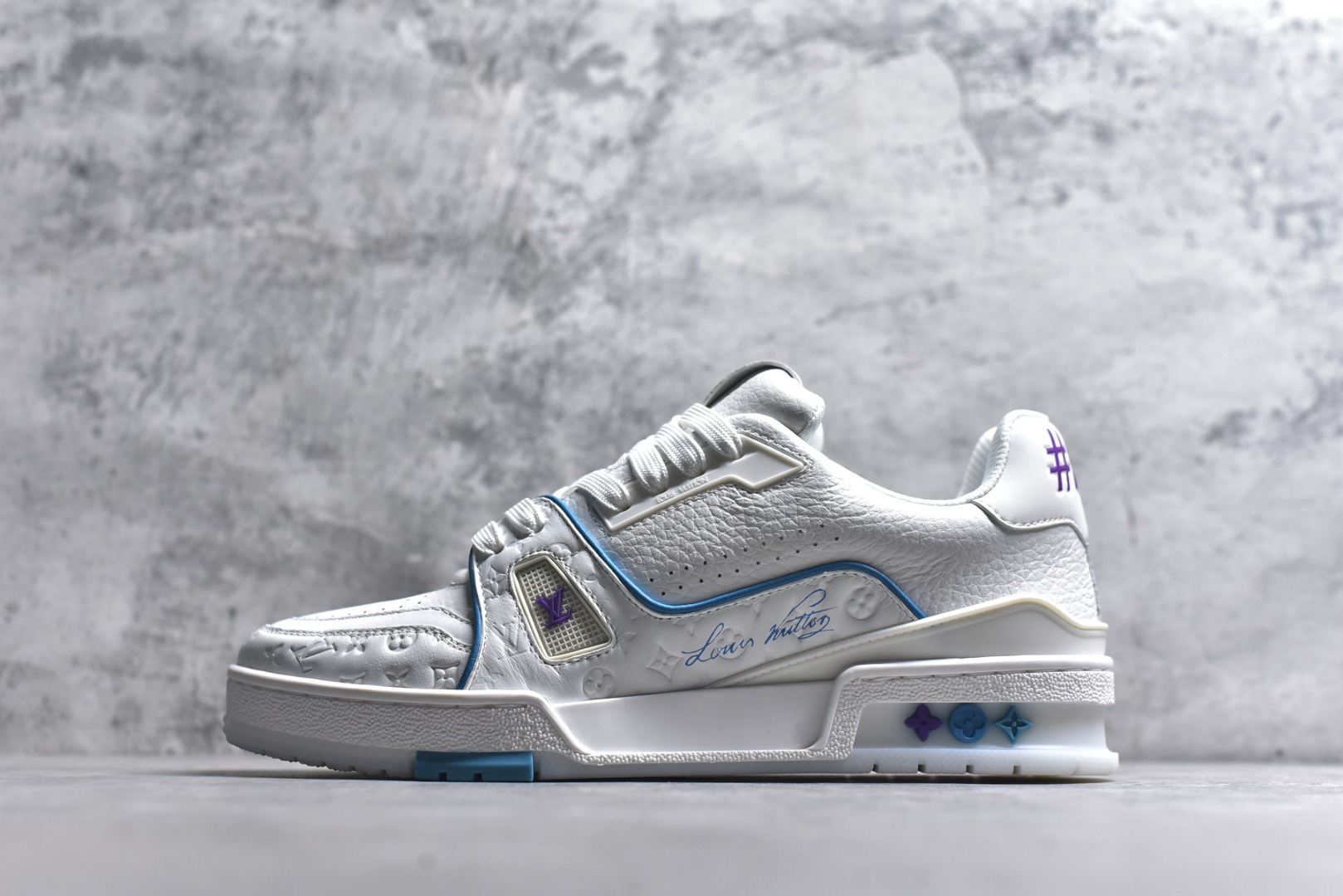 #AM-甄选 碾压市场7××版本 独家𝑻𝒓𝒂𝒊𝒏𝒆𝒓 现货入库💪🏻 救市品质 走量拉新神器 独家高定版最强平替 价格优势碾压市场 救市批次 高端零售 外贸专供 原版购入开发 正确空胶工艺 ZP级全套包装 完美楦型 正确卡色 大底TPU 质感媲美原版 细节与原版一致 注意区分市面通货 比肩高定 尺码：39-46-选品中心