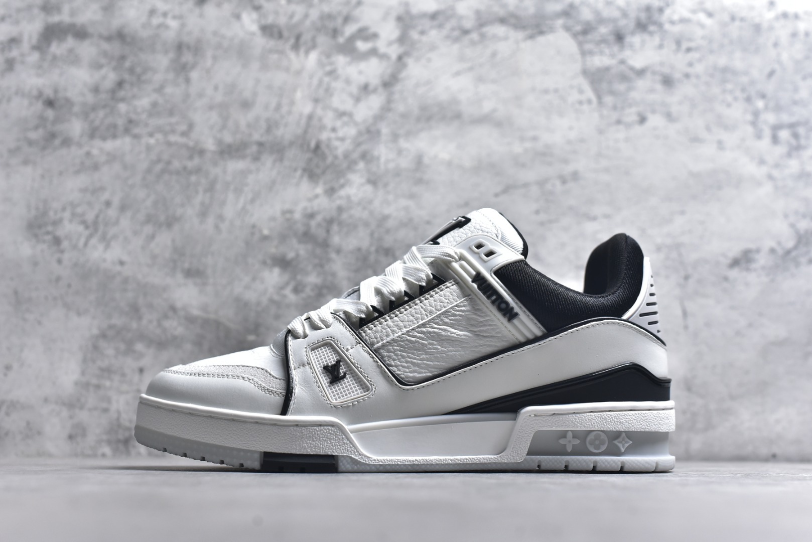 #AM-甄选 碾压市场7××版本 独家𝑻𝒓𝒂𝒊𝒏𝒆𝒓 现货入库💪🏻 救市品质 走量拉新神器 独家高定版最强平替 价格优势碾压市场 救市批次 高端零售 外贸专供 原版购入开发 正确空胶工艺 ZP级全套包装 完美楦型 正确卡色 大底TPU 质感媲美原版 细节与原版一致 注意区分市面通货 比肩高定 尺码：39-46-选品中心