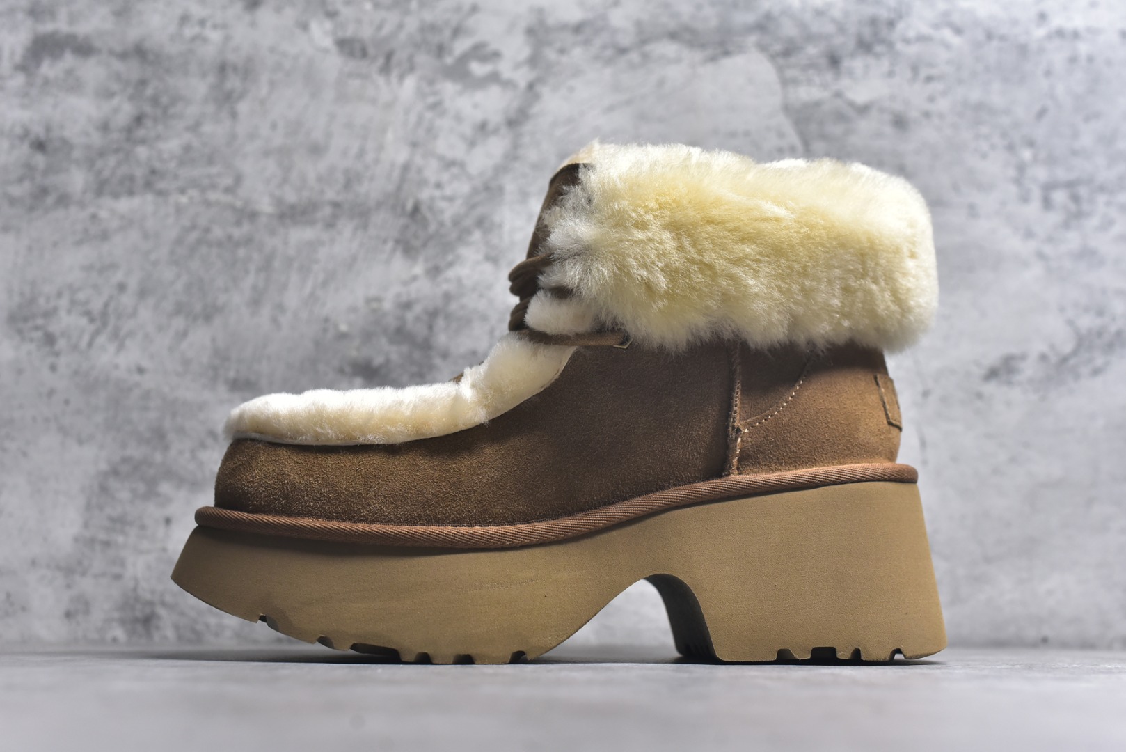 #X1 全网最齐 ugg 100个配色 市面顶级版本 25新款 UGG 埃斯米 6cm增高 牛剖层革 时尚舒适 及踝 雪地靴 广州外贸大厂生产 鞋头到鞋垫真羊皮毛一体 独立外盒包装 芯片 带防水工艺 区别市面任何版本 独立原版开发大底 羊绒鞋垫 冬季保暖外出 家居都是很适合的选择 近年uug推出款式系列 局部偏向年轻消费者喜好 也走到时尚潮流穿搭的前沿 鞋身材质 防泼水涂层翻毛皮鞋面 17毫米UGGPURE™植入式羊毛内底 轻便防滑舒适橡胶外底 带有品牌LOGO商标 带全套包装 尺码： 35 36 37 38 39 40-选品中心