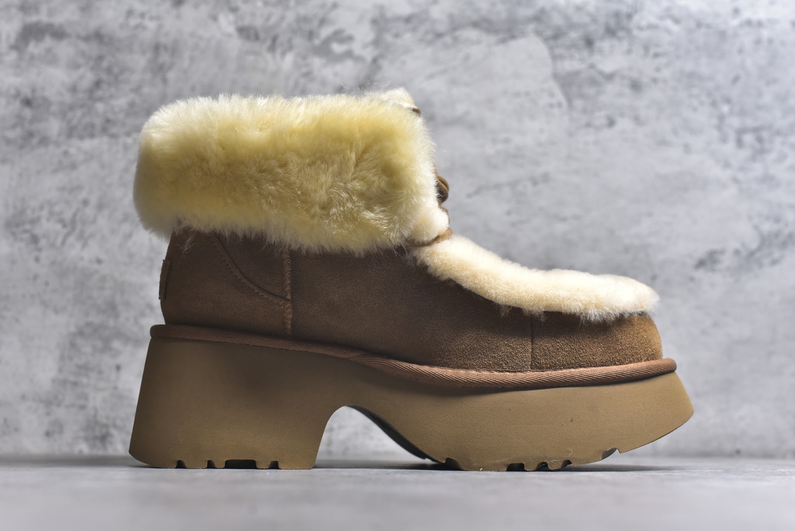 图片[3]-#X1 全网最齐 ugg 100个配色 市面顶级版本 25新款 UGG 埃斯米 6cm增高 牛剖层革 时尚舒适 及踝 雪地靴 广州外贸大厂生产 鞋头到鞋垫真羊皮毛一体 独立外盒包装 芯片 带防水工艺 区别市面任何版本 独立原版开发大底 羊绒鞋垫 冬季保暖外出 家居都是很适合的选择 近年uug推出款式系列 局部偏向年轻消费者喜好 也走到时尚潮流穿搭的前沿 鞋身材质 防泼水涂层翻毛皮鞋面 17毫米UGGPURE™植入式羊毛内底 轻便防滑舒适橡胶外底 带有品牌LOGO商标 带全套包装 尺码： 35 36 37 38 39 40-选品中心