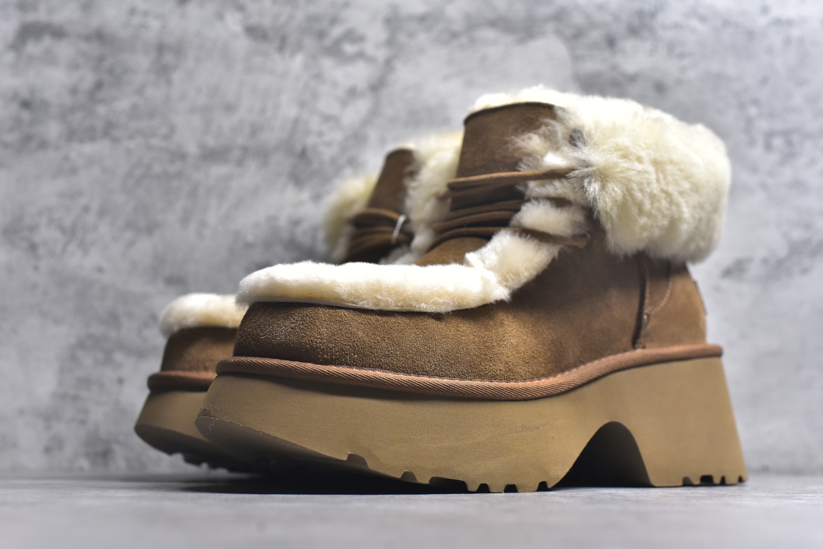 图片[2]-#X1 全网最齐 ugg 100个配色 市面顶级版本 25新款 UGG 埃斯米 6cm增高 牛剖层革 时尚舒适 及踝 雪地靴 广州外贸大厂生产 鞋头到鞋垫真羊皮毛一体 独立外盒包装 芯片 带防水工艺 区别市面任何版本 独立原版开发大底 羊绒鞋垫 冬季保暖外出 家居都是很适合的选择 近年uug推出款式系列 局部偏向年轻消费者喜好 也走到时尚潮流穿搭的前沿 鞋身材质 防泼水涂层翻毛皮鞋面 17毫米UGGPURE™植入式羊毛内底 轻便防滑舒适橡胶外底 带有品牌LOGO商标 带全套包装 尺码： 35 36 37 38 39 40-选品中心