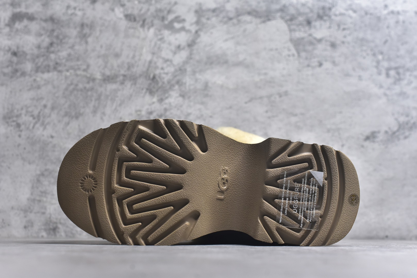 图片[6]-#X1 全网最齐 ugg 100个配色 市面顶级版本 25新款 UGG 埃斯米 6cm增高 牛剖层革 时尚舒适 及踝 雪地靴 广州外贸大厂生产 鞋头到鞋垫真羊皮毛一体 独立外盒包装 芯片 带防水工艺 区别市面任何版本 独立原版开发大底 羊绒鞋垫 冬季保暖外出 家居都是很适合的选择 近年uug推出款式系列 局部偏向年轻消费者喜好 也走到时尚潮流穿搭的前沿 鞋身材质 防泼水涂层翻毛皮鞋面 17毫米UGGPURE™植入式羊毛内底 轻便防滑舒适橡胶外底 带有品牌LOGO商标 带全套包装 尺码： 35 36 37 38 39 40-选品中心