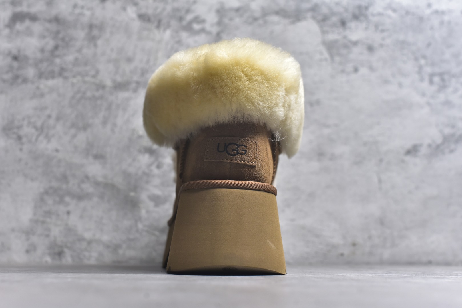 图片[5]-#X1 全网最齐 ugg 100个配色 市面顶级版本 25新款 UGG 埃斯米 6cm增高 牛剖层革 时尚舒适 及踝 雪地靴 广州外贸大厂生产 鞋头到鞋垫真羊皮毛一体 独立外盒包装 芯片 带防水工艺 区别市面任何版本 独立原版开发大底 羊绒鞋垫 冬季保暖外出 家居都是很适合的选择 近年uug推出款式系列 局部偏向年轻消费者喜好 也走到时尚潮流穿搭的前沿 鞋身材质 防泼水涂层翻毛皮鞋面 17毫米UGGPURE™植入式羊毛内底 轻便防滑舒适橡胶外底 带有品牌LOGO商标 带全套包装 尺码： 35 36 37 38 39 40-选品中心