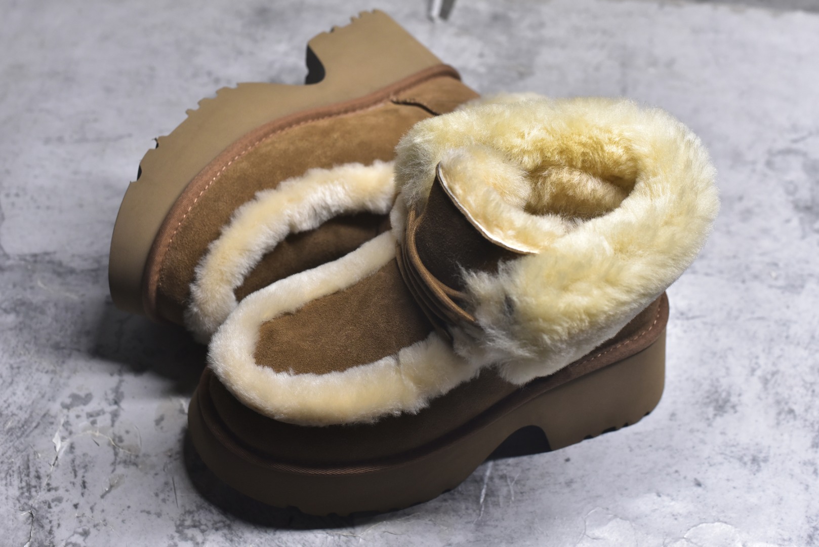 图片[7]-#X1 全网最齐 ugg 100个配色 市面顶级版本 25新款 UGG 埃斯米 6cm增高 牛剖层革 时尚舒适 及踝 雪地靴 广州外贸大厂生产 鞋头到鞋垫真羊皮毛一体 独立外盒包装 芯片 带防水工艺 区别市面任何版本 独立原版开发大底 羊绒鞋垫 冬季保暖外出 家居都是很适合的选择 近年uug推出款式系列 局部偏向年轻消费者喜好 也走到时尚潮流穿搭的前沿 鞋身材质 防泼水涂层翻毛皮鞋面 17毫米UGGPURE™植入式羊毛内底 轻便防滑舒适橡胶外底 带有品牌LOGO商标 带全套包装 尺码： 35 36 37 38 39 40-选品中心