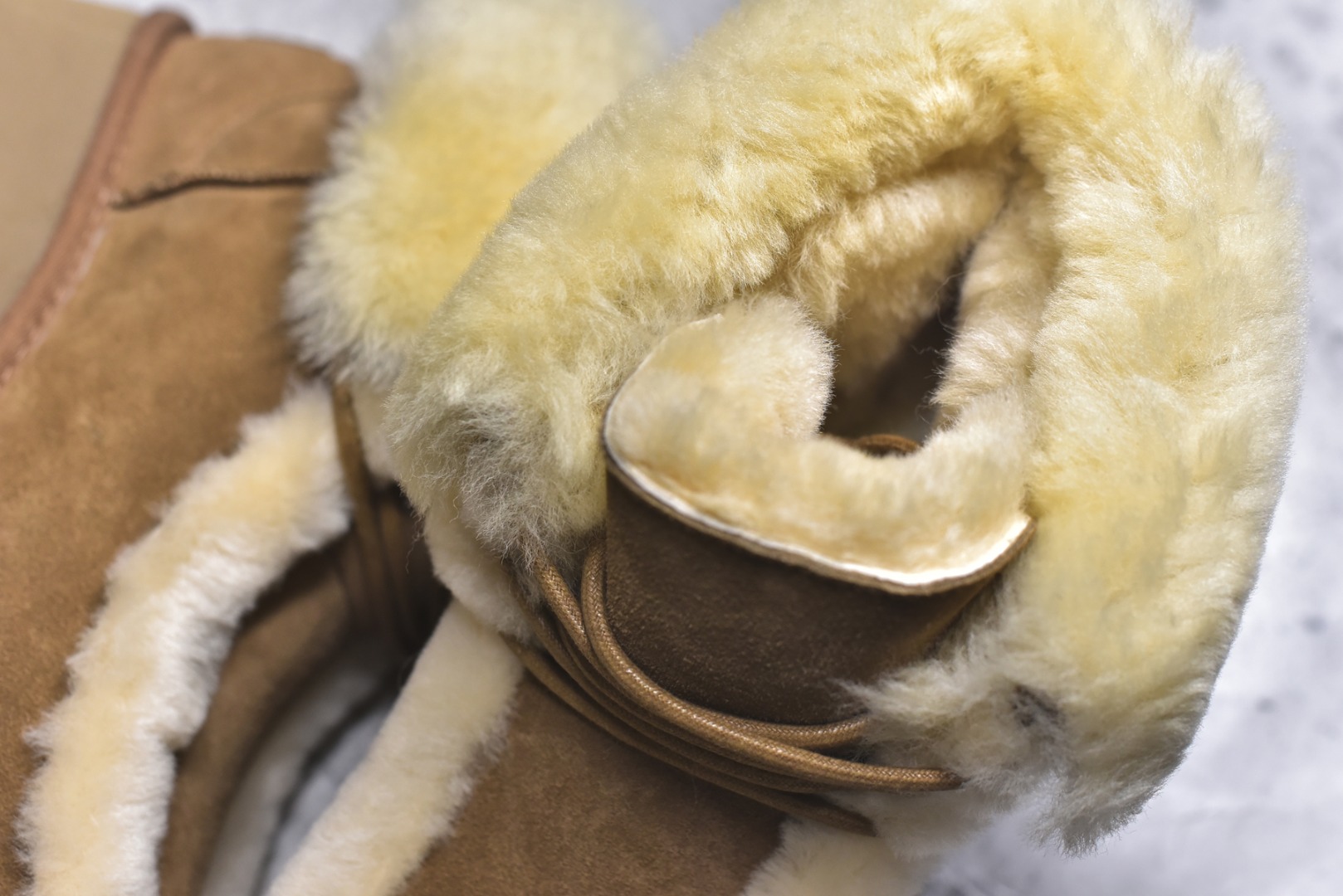 图片[9]-#X1 全网最齐 ugg 100个配色 市面顶级版本 25新款 UGG 埃斯米 6cm增高 牛剖层革 时尚舒适 及踝 雪地靴 广州外贸大厂生产 鞋头到鞋垫真羊皮毛一体 独立外盒包装 芯片 带防水工艺 区别市面任何版本 独立原版开发大底 羊绒鞋垫 冬季保暖外出 家居都是很适合的选择 近年uug推出款式系列 局部偏向年轻消费者喜好 也走到时尚潮流穿搭的前沿 鞋身材质 防泼水涂层翻毛皮鞋面 17毫米UGGPURE™植入式羊毛内底 轻便防滑舒适橡胶外底 带有品牌LOGO商标 带全套包装 尺码： 35 36 37 38 39 40-选品中心