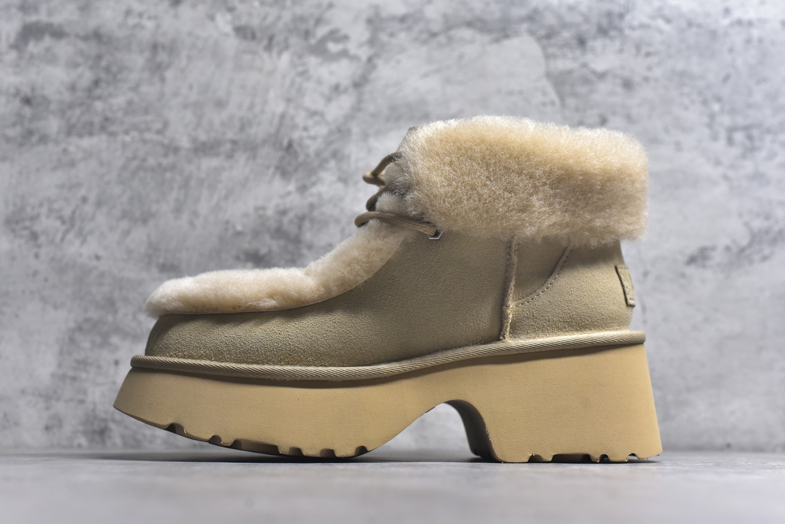 # 全网最齐 ugg 100个配色 市面顶级版本 25新款 UGG 埃斯米 6cm增高 牛剖层革 时尚舒适 及踝 雪地靴 广州外贸大厂生产 鞋头到鞋垫真羊皮毛一体 独立外盒包装 芯片 带防水工艺 区别市面任何版本 独立原版开发大底 羊绒鞋垫 冬季保暖外出 家居都是很适合的选择 近年uug推出款式系列 局部偏向年轻消费者喜好 也走到时尚潮流穿搭的前沿 鞋身材质 防泼水涂层翻毛皮鞋面 17毫米UGGPURE™植入式羊毛内底 轻便防滑舒适橡胶外底 带有品牌LOGO商标 带全套包装 尺码： 35 36 37 38 39 40-选品中心