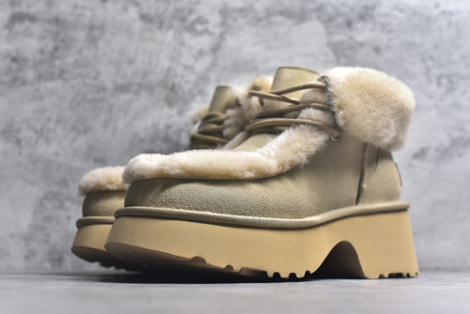 图片[2]-# 全网最齐 ugg 100个配色 市面顶级版本 25新款 UGG 埃斯米 6cm增高 牛剖层革 时尚舒适 及踝 雪地靴 广州外贸大厂生产 鞋头到鞋垫真羊皮毛一体 独立外盒包装 芯片 带防水工艺 区别市面任何版本 独立原版开发大底 羊绒鞋垫 冬季保暖外出 家居都是很适合的选择 近年uug推出款式系列 局部偏向年轻消费者喜好 也走到时尚潮流穿搭的前沿 鞋身材质 防泼水涂层翻毛皮鞋面 17毫米UGGPURE™植入式羊毛内底 轻便防滑舒适橡胶外底 带有品牌LOGO商标 带全套包装 尺码： 35 36 37 38 39 40-选品中心