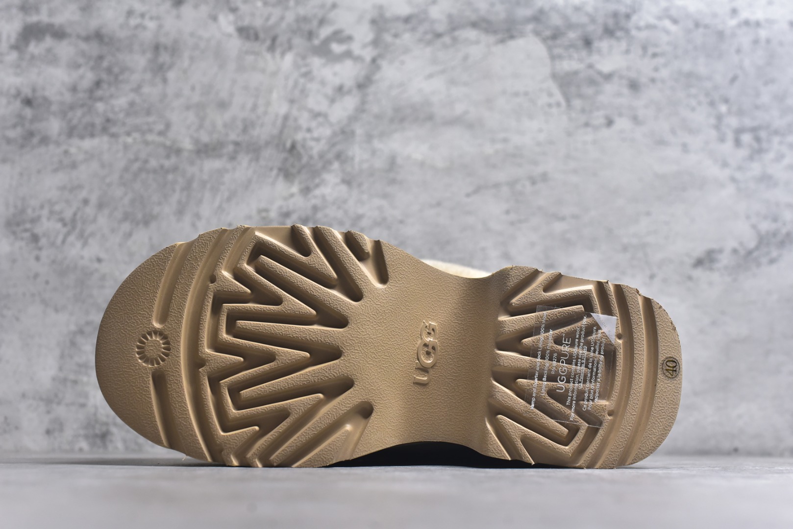 图片[6]-# 全网最齐 ugg 100个配色 市面顶级版本 25新款 UGG 埃斯米 6cm增高 牛剖层革 时尚舒适 及踝 雪地靴 广州外贸大厂生产 鞋头到鞋垫真羊皮毛一体 独立外盒包装 芯片 带防水工艺 区别市面任何版本 独立原版开发大底 羊绒鞋垫 冬季保暖外出 家居都是很适合的选择 近年uug推出款式系列 局部偏向年轻消费者喜好 也走到时尚潮流穿搭的前沿 鞋身材质 防泼水涂层翻毛皮鞋面 17毫米UGGPURE™植入式羊毛内底 轻便防滑舒适橡胶外底 带有品牌LOGO商标 带全套包装 尺码： 35 36 37 38 39 40-选品中心