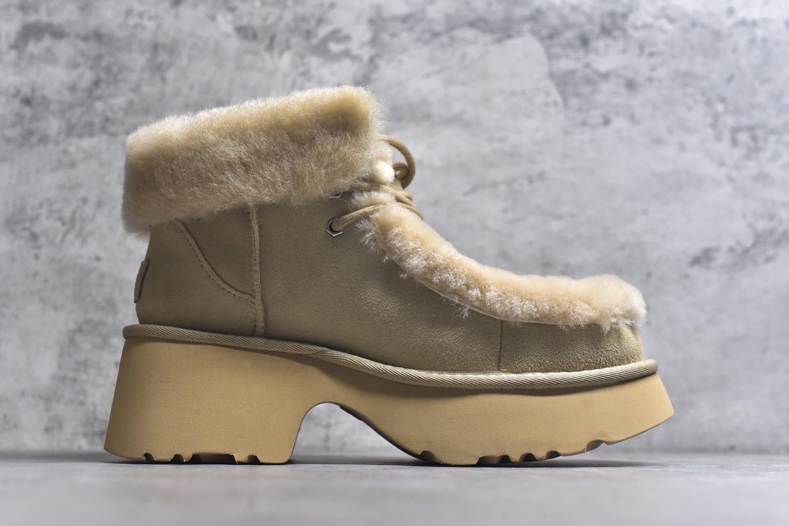图片[3]-# 全网最齐 ugg 100个配色 市面顶级版本 25新款 UGG 埃斯米 6cm增高 牛剖层革 时尚舒适 及踝 雪地靴 广州外贸大厂生产 鞋头到鞋垫真羊皮毛一体 独立外盒包装 芯片 带防水工艺 区别市面任何版本 独立原版开发大底 羊绒鞋垫 冬季保暖外出 家居都是很适合的选择 近年uug推出款式系列 局部偏向年轻消费者喜好 也走到时尚潮流穿搭的前沿 鞋身材质 防泼水涂层翻毛皮鞋面 17毫米UGGPURE™植入式羊毛内底 轻便防滑舒适橡胶外底 带有品牌LOGO商标 带全套包装 尺码： 35 36 37 38 39 40-选品中心