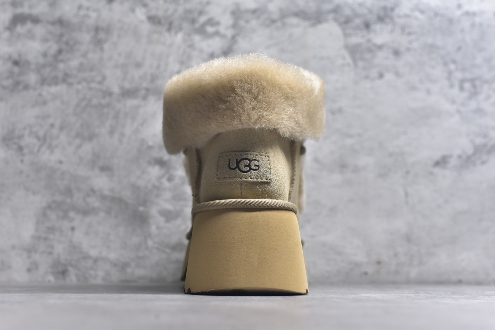图片[5]-# 全网最齐 ugg 100个配色 市面顶级版本 25新款 UGG 埃斯米 6cm增高 牛剖层革 时尚舒适 及踝 雪地靴 广州外贸大厂生产 鞋头到鞋垫真羊皮毛一体 独立外盒包装 芯片 带防水工艺 区别市面任何版本 独立原版开发大底 羊绒鞋垫 冬季保暖外出 家居都是很适合的选择 近年uug推出款式系列 局部偏向年轻消费者喜好 也走到时尚潮流穿搭的前沿 鞋身材质 防泼水涂层翻毛皮鞋面 17毫米UGGPURE™植入式羊毛内底 轻便防滑舒适橡胶外底 带有品牌LOGO商标 带全套包装 尺码： 35 36 37 38 39 40-选品中心