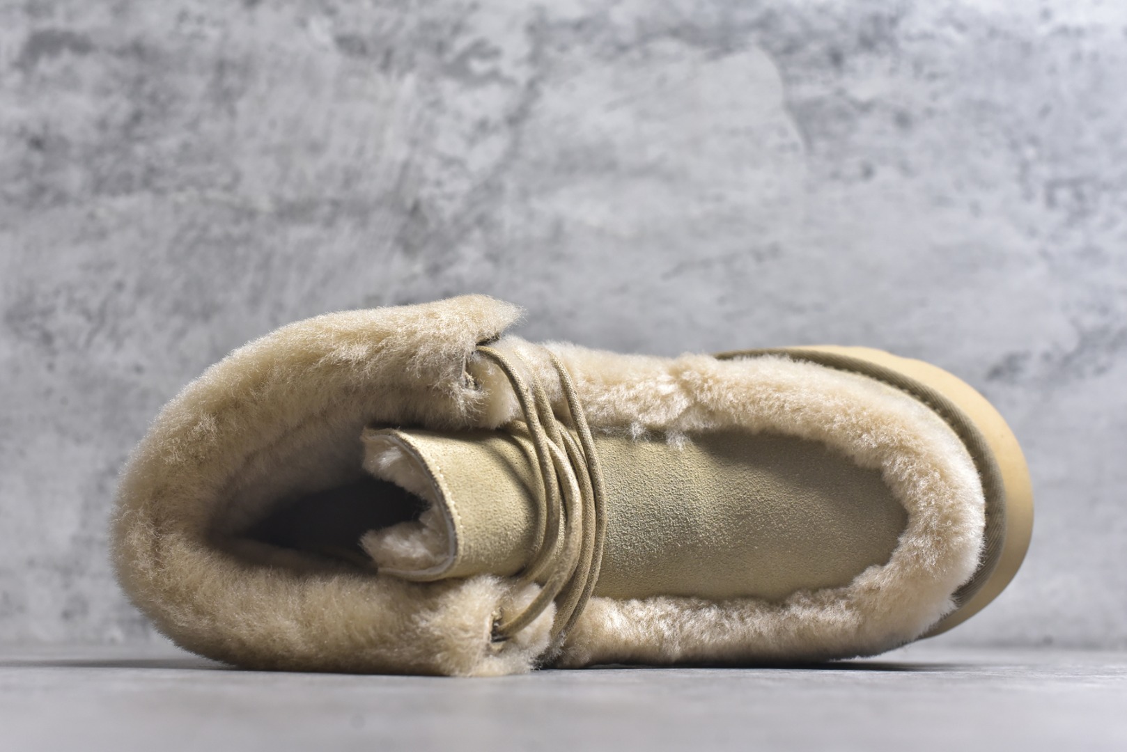 图片[4]-# 全网最齐 ugg 100个配色 市面顶级版本 25新款 UGG 埃斯米 6cm增高 牛剖层革 时尚舒适 及踝 雪地靴 广州外贸大厂生产 鞋头到鞋垫真羊皮毛一体 独立外盒包装 芯片 带防水工艺 区别市面任何版本 独立原版开发大底 羊绒鞋垫 冬季保暖外出 家居都是很适合的选择 近年uug推出款式系列 局部偏向年轻消费者喜好 也走到时尚潮流穿搭的前沿 鞋身材质 防泼水涂层翻毛皮鞋面 17毫米UGGPURE™植入式羊毛内底 轻便防滑舒适橡胶外底 带有品牌LOGO商标 带全套包装 尺码： 35 36 37 38 39 40-选品中心