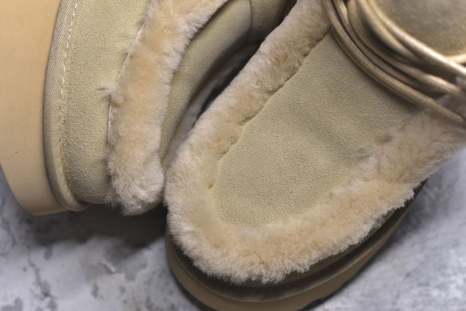 图片[8]-# 全网最齐 ugg 100个配色 市面顶级版本 25新款 UGG 埃斯米 6cm增高 牛剖层革 时尚舒适 及踝 雪地靴 广州外贸大厂生产 鞋头到鞋垫真羊皮毛一体 独立外盒包装 芯片 带防水工艺 区别市面任何版本 独立原版开发大底 羊绒鞋垫 冬季保暖外出 家居都是很适合的选择 近年uug推出款式系列 局部偏向年轻消费者喜好 也走到时尚潮流穿搭的前沿 鞋身材质 防泼水涂层翻毛皮鞋面 17毫米UGGPURE™植入式羊毛内底 轻便防滑舒适橡胶外底 带有品牌LOGO商标 带全套包装 尺码： 35 36 37 38 39 40-选品中心