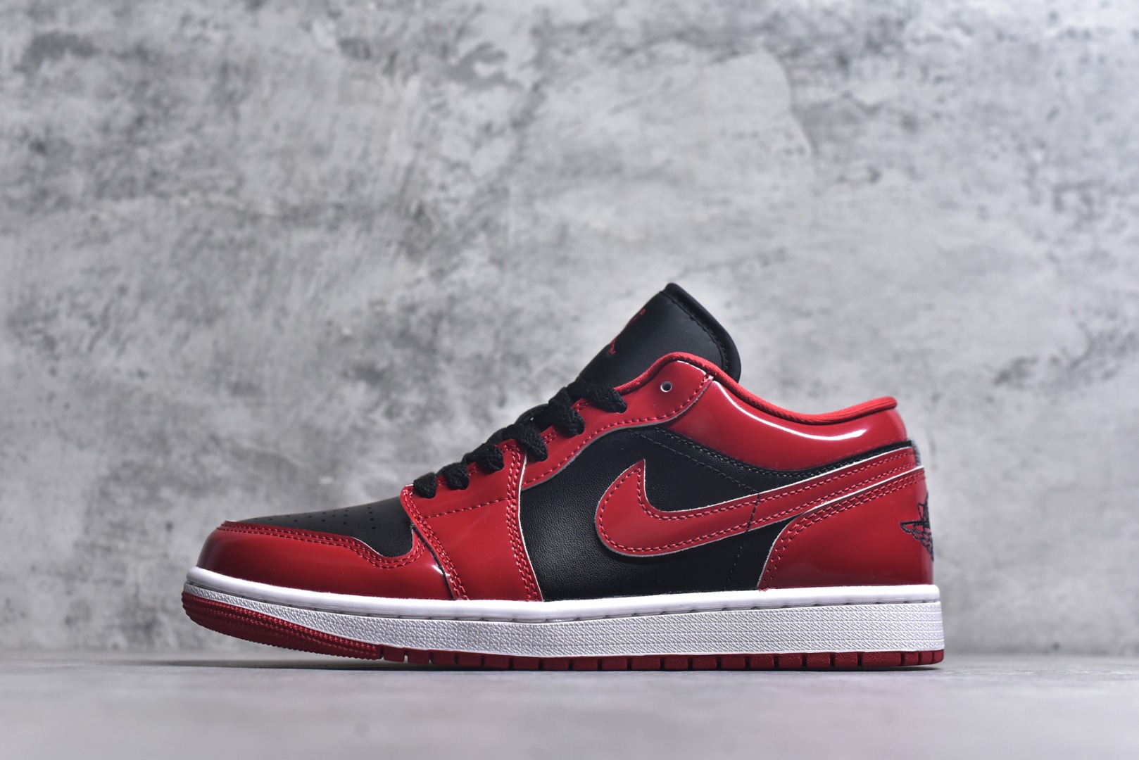 #Air Jordan AJ1 Low 低帮 HV4089-006 终端优势供应 市面中低帮最具代表性版本没有之一 口碑大厂出品 品控大底版型不断改良更新 全套原纸板楦头开发 确保原汁原味 完美呈现版型 完美零毛边处理 原厂内置全掌气垫 价格定位良心 平台专用代工流水线出品 一眼公司既视感 拿到手的一瞬间就与众不同 碾压市面所有版本 全部原鞋开发 每一个配色都会采购原鞋确认细节 打破市面看图做货无好货之说 尺码：36 36.5 37.5 38 38.5 39 40 40.5 41 42 42.5 43 44 44.5 45 46-选品中心