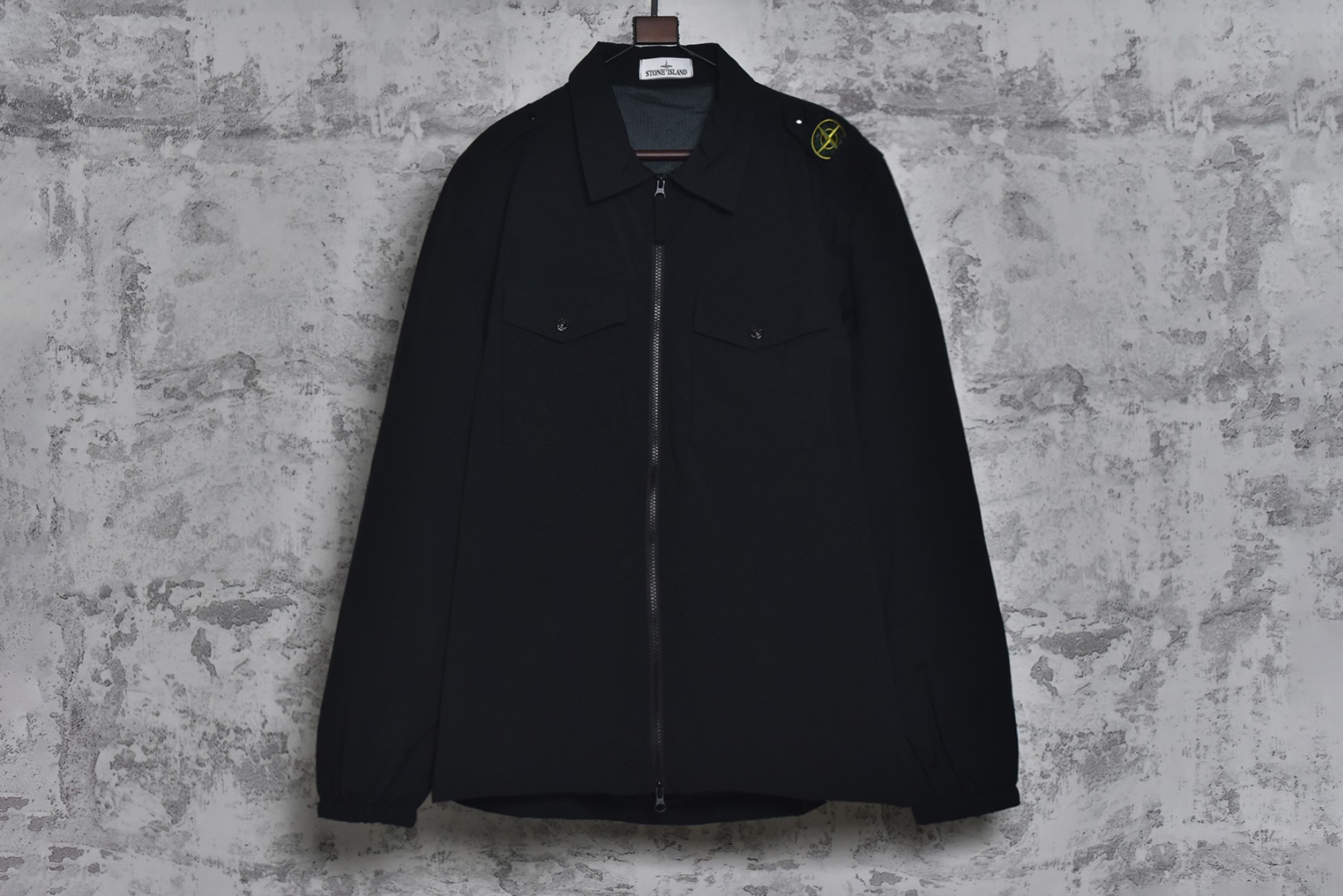 #Stone Island/石头岛 24Fw 肩膀岛标纳斯兰内夹克外套 得物现在成交价在5200左右，原版去年在上海恒隆实体店3920购入，面料定织定染Naslan纳斯兰尼龙面料，面料表面肌理具有自然的竹节和小节点效果，是岛家独特的短纤尼龙面料，内衬网面夹薄绒，保暖效果相当于一款薄棉服，四合扣为意大利顶级供应商“Cobrax” 底部LOGO清晰可见，胸口内袋的塑料件也均为开模订制，开模费惊人，肩章刺绣 上漏金线，下漏绿线，纽扣口左右均漏金线，做防伪处理，告别一眼假，定制辅料三标，原版同材质，摸起来有阻尼手感 尺码：M-XXL-选品中心