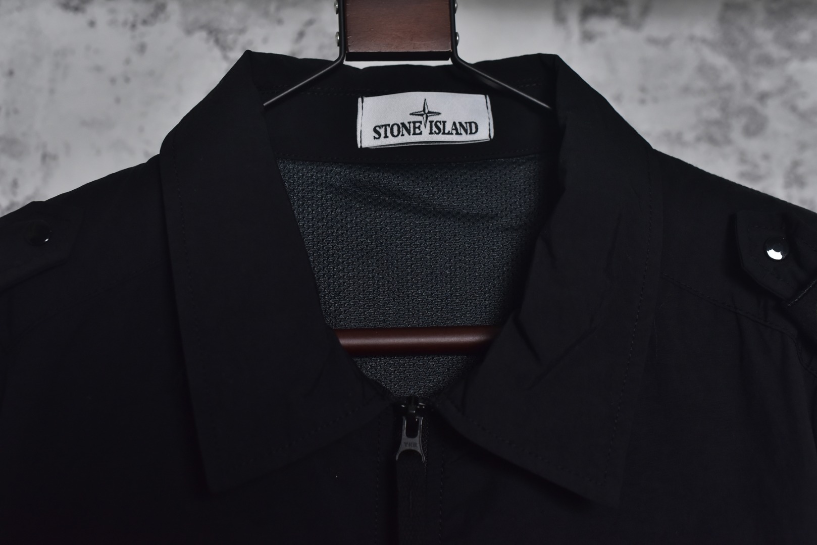 图片[6]-#Stone Island/石头岛 24Fw 肩膀岛标纳斯兰内夹克外套 得物现在成交价在5200左右，原版去年在上海恒隆实体店3920购入，面料定织定染Naslan纳斯兰尼龙面料，面料表面肌理具有自然的竹节和小节点效果，是岛家独特的短纤尼龙面料，内衬网面夹薄绒，保暖效果相当于一款薄棉服，四合扣为意大利顶级供应商“Cobrax” 底部LOGO清晰可见，胸口内袋的塑料件也均为开模订制，开模费惊人，肩章刺绣 上漏金线，下漏绿线，纽扣口左右均漏金线，做防伪处理，告别一眼假，定制辅料三标，原版同材质，摸起来有阻尼手感 尺码：M-XXL-选品中心