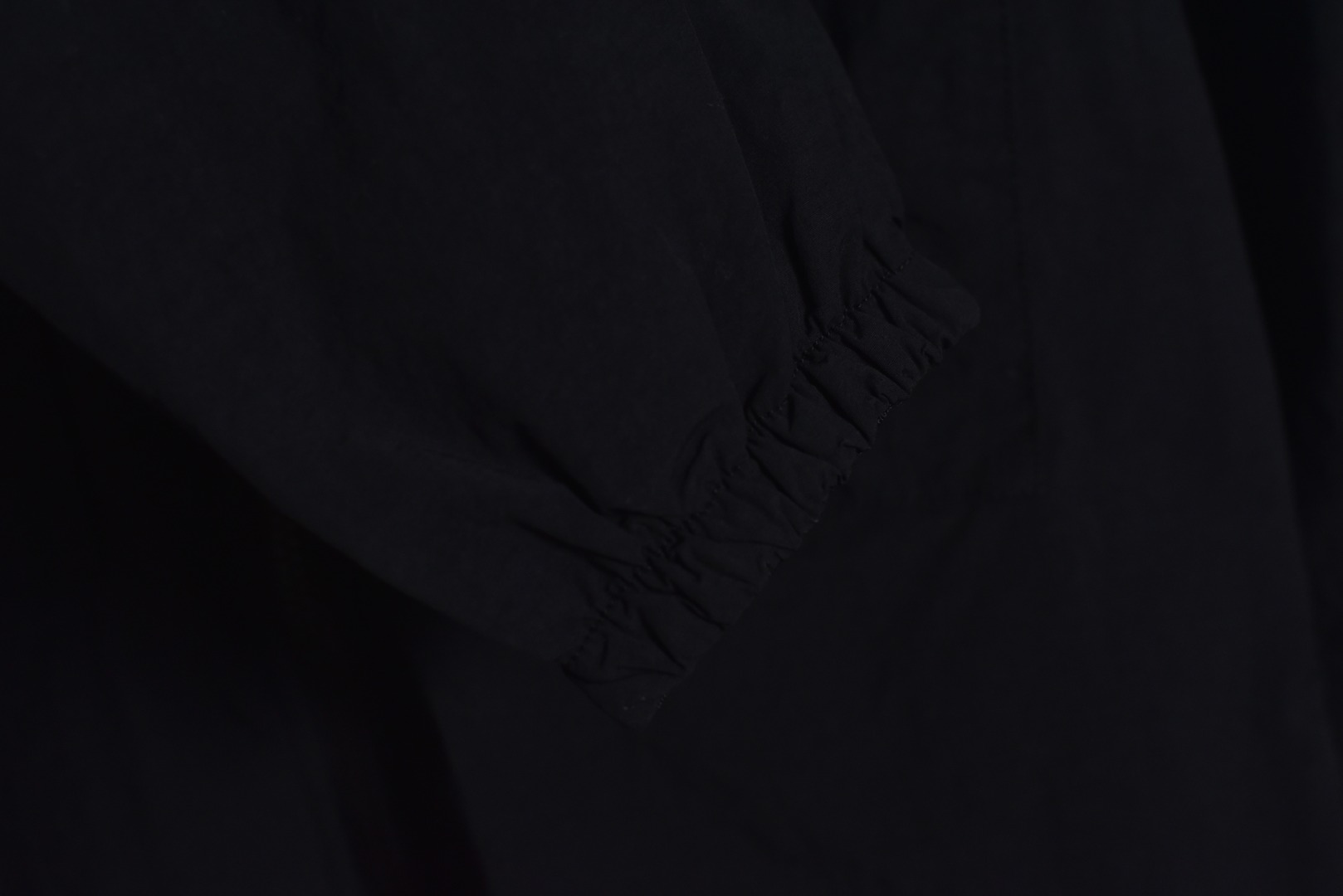 图片[7]-#Stone Island/石头岛 24Fw 肩膀岛标纳斯兰内夹克外套 得物现在成交价在5200左右，原版去年在上海恒隆实体店3920购入，面料定织定染Naslan纳斯兰尼龙面料，面料表面肌理具有自然的竹节和小节点效果，是岛家独特的短纤尼龙面料，内衬网面夹薄绒，保暖效果相当于一款薄棉服，四合扣为意大利顶级供应商“Cobrax” 底部LOGO清晰可见，胸口内袋的塑料件也均为开模订制，开模费惊人，肩章刺绣 上漏金线，下漏绿线，纽扣口左右均漏金线，做防伪处理，告别一眼假，定制辅料三标，原版同材质，摸起来有阻尼手感 尺码：M-XXL-选品中心