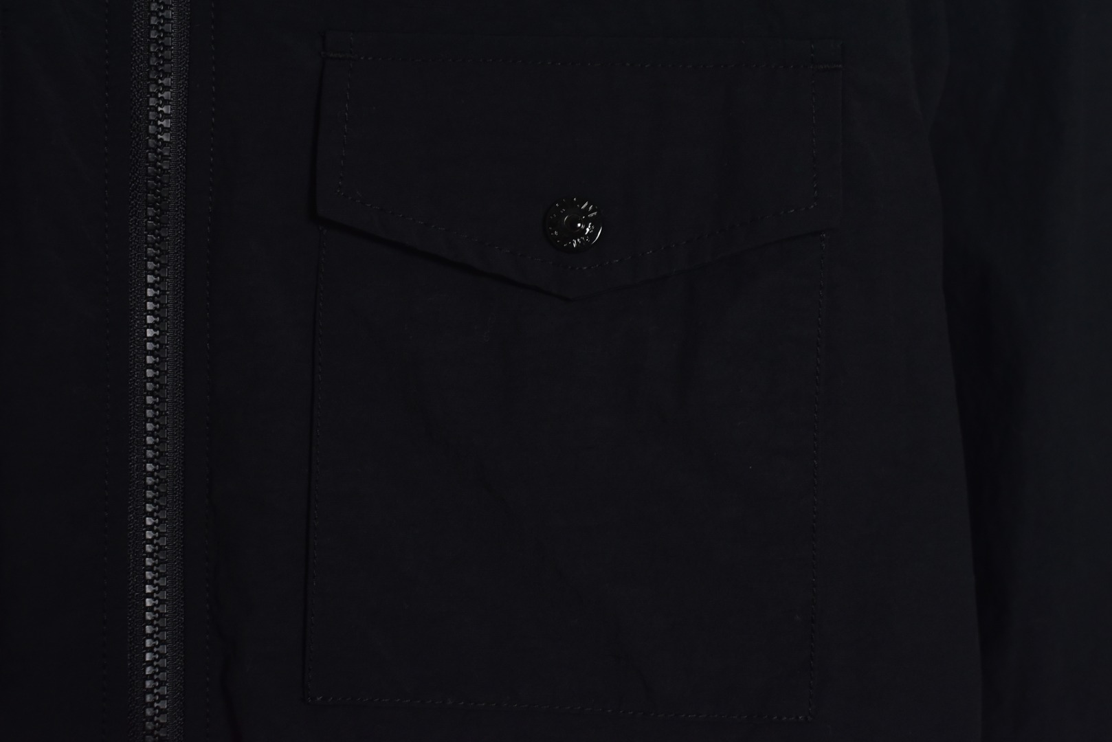 图片[8]-#Stone Island/石头岛 24Fw 肩膀岛标纳斯兰内夹克外套 得物现在成交价在5200左右，原版去年在上海恒隆实体店3920购入，面料定织定染Naslan纳斯兰尼龙面料，面料表面肌理具有自然的竹节和小节点效果，是岛家独特的短纤尼龙面料，内衬网面夹薄绒，保暖效果相当于一款薄棉服，四合扣为意大利顶级供应商“Cobrax” 底部LOGO清晰可见，胸口内袋的塑料件也均为开模订制，开模费惊人，肩章刺绣 上漏金线，下漏绿线，纽扣口左右均漏金线，做防伪处理，告别一眼假，定制辅料三标，原版同材质，摸起来有阻尼手感 尺码：M-XXL-选品中心