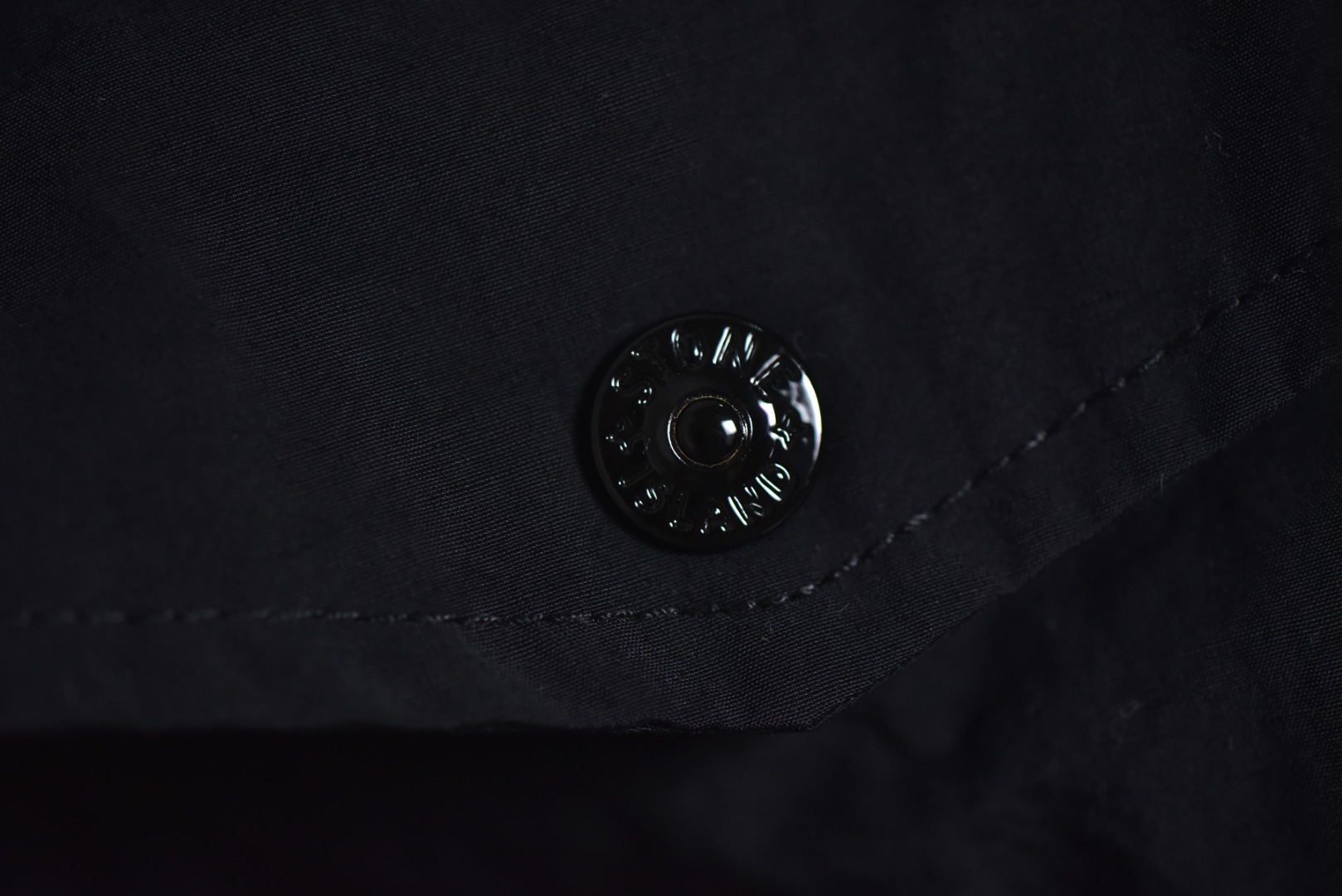 图片[5]-#Stone Island/石头岛 24Fw 肩膀岛标纳斯兰内夹克外套 得物现在成交价在5200左右，原版去年在上海恒隆实体店3920购入，面料定织定染Naslan纳斯兰尼龙面料，面料表面肌理具有自然的竹节和小节点效果，是岛家独特的短纤尼龙面料，内衬网面夹薄绒，保暖效果相当于一款薄棉服，四合扣为意大利顶级供应商“Cobrax” 底部LOGO清晰可见，胸口内袋的塑料件也均为开模订制，开模费惊人，肩章刺绣 上漏金线，下漏绿线，纽扣口左右均漏金线，做防伪处理，告别一眼假，定制辅料三标，原版同材质，摸起来有阻尼手感 尺码：M-XXL-选品中心