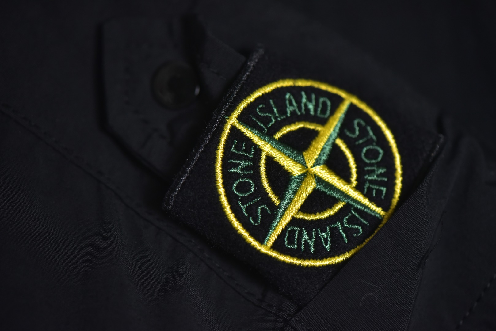 图片[3]-#Stone Island/石头岛 24Fw 肩膀岛标纳斯兰内夹克外套 得物现在成交价在5200左右，原版去年在上海恒隆实体店3920购入，面料定织定染Naslan纳斯兰尼龙面料，面料表面肌理具有自然的竹节和小节点效果，是岛家独特的短纤尼龙面料，内衬网面夹薄绒，保暖效果相当于一款薄棉服，四合扣为意大利顶级供应商“Cobrax” 底部LOGO清晰可见，胸口内袋的塑料件也均为开模订制，开模费惊人，肩章刺绣 上漏金线，下漏绿线，纽扣口左右均漏金线，做防伪处理，告别一眼假，定制辅料三标，原版同材质，摸起来有阻尼手感 尺码：M-XXL-选品中心