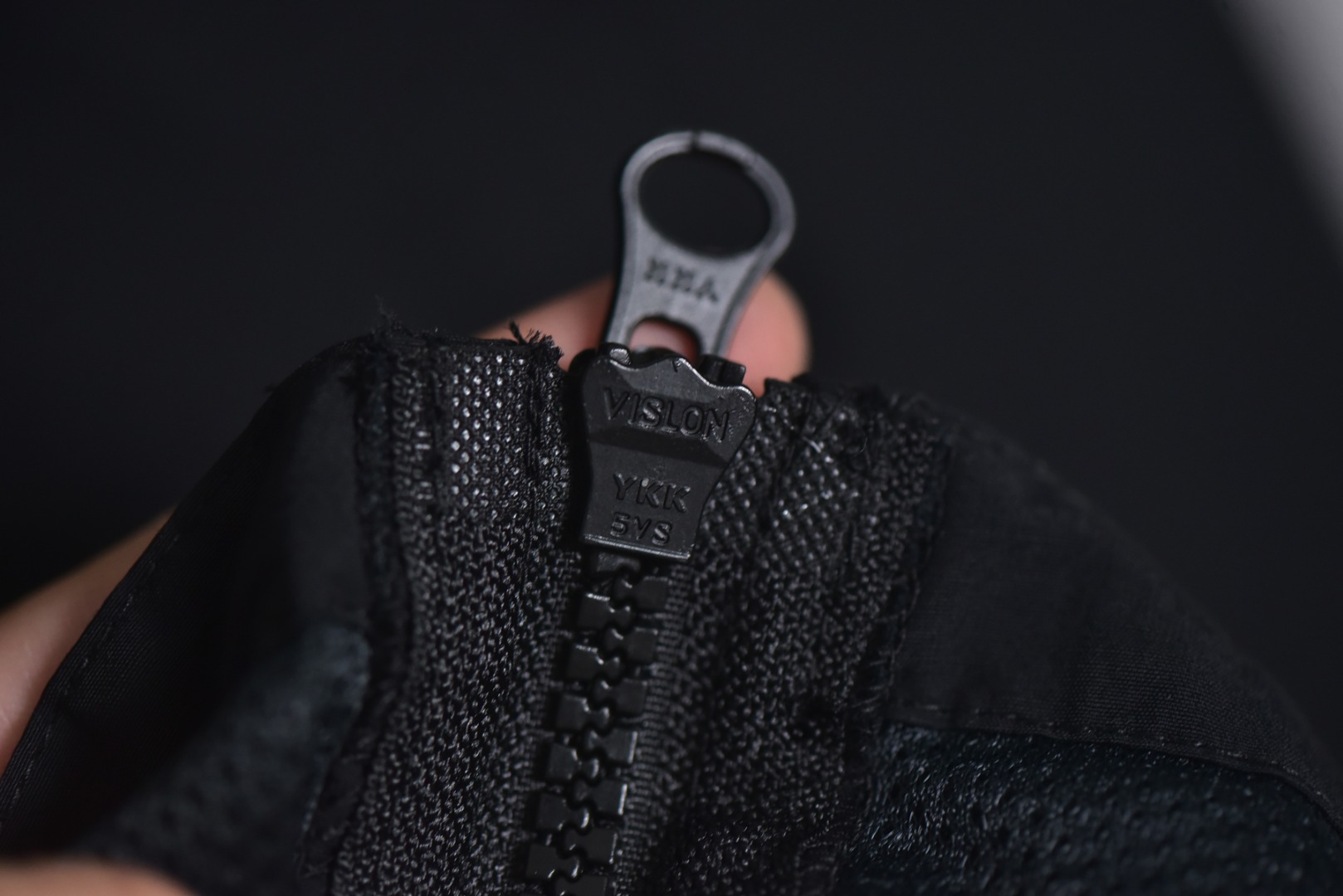 图片[4]-#Stone Island/石头岛 24Fw 肩膀岛标纳斯兰内夹克外套 得物现在成交价在5200左右，原版去年在上海恒隆实体店3920购入，面料定织定染Naslan纳斯兰尼龙面料，面料表面肌理具有自然的竹节和小节点效果，是岛家独特的短纤尼龙面料，内衬网面夹薄绒，保暖效果相当于一款薄棉服，四合扣为意大利顶级供应商“Cobrax” 底部LOGO清晰可见，胸口内袋的塑料件也均为开模订制，开模费惊人，肩章刺绣 上漏金线，下漏绿线，纽扣口左右均漏金线，做防伪处理，告别一眼假，定制辅料三标，原版同材质，摸起来有阻尼手感 尺码：M-XXL-选品中心