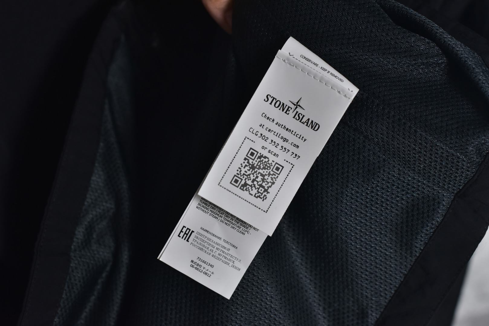 图片[9]-#Stone Island/石头岛 24Fw 肩膀岛标纳斯兰内夹克外套 得物现在成交价在5200左右，原版去年在上海恒隆实体店3920购入，面料定织定染Naslan纳斯兰尼龙面料，面料表面肌理具有自然的竹节和小节点效果，是岛家独特的短纤尼龙面料，内衬网面夹薄绒，保暖效果相当于一款薄棉服，四合扣为意大利顶级供应商“Cobrax” 底部LOGO清晰可见，胸口内袋的塑料件也均为开模订制，开模费惊人，肩章刺绣 上漏金线，下漏绿线，纽扣口左右均漏金线，做防伪处理，告别一眼假，定制辅料三标，原版同材质，摸起来有阻尼手感 尺码：M-XXL-选品中心