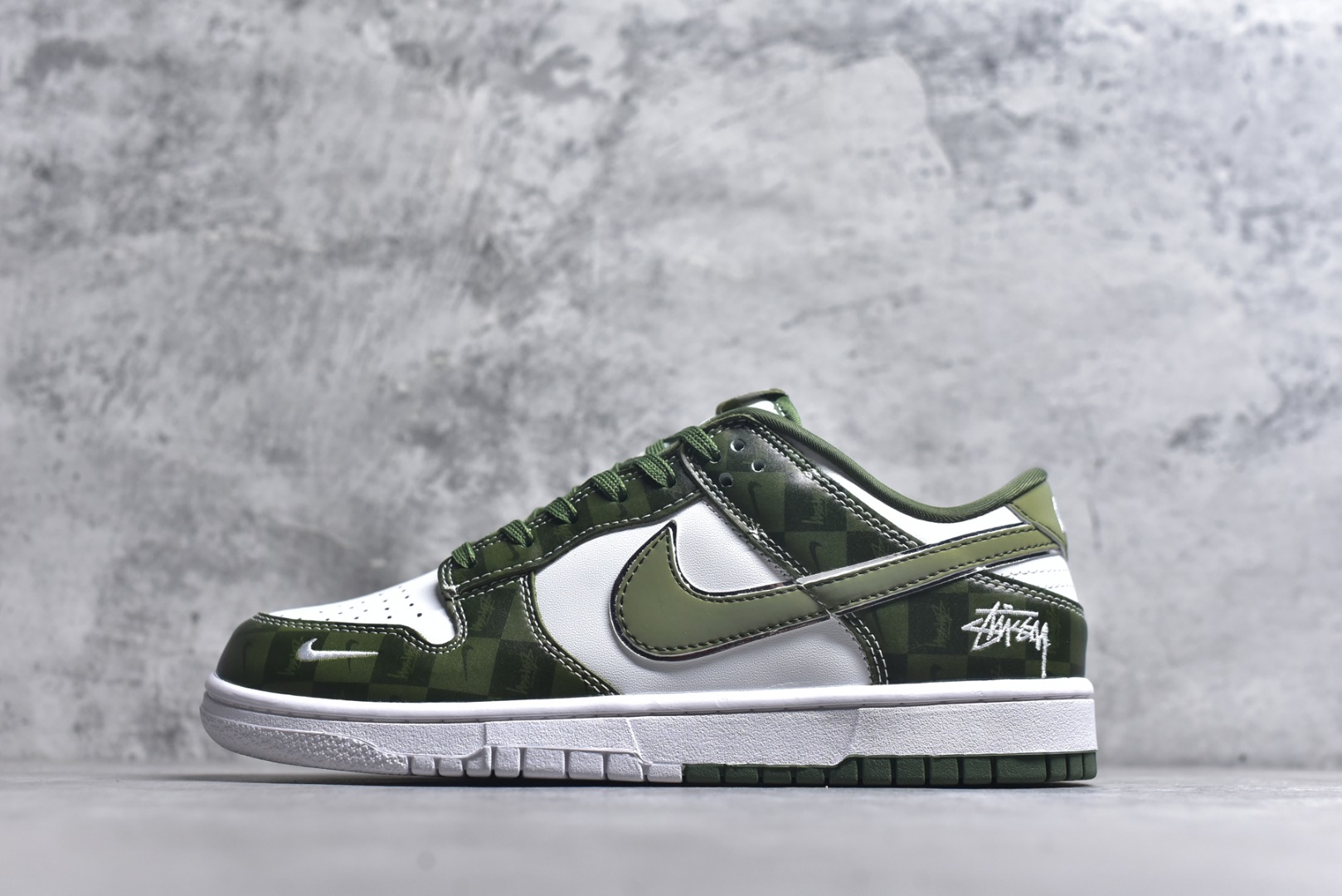 #海外爆款限量发售！Nike SB Dunk Low“斯图西联名——双拼迷彩” 周年高端定制 低帮休闲板鞋 定制鞋盒 大厂纯原品质出货 超高清洁度 皮料切割干净无任何毛边 细节完美 货号：DG1988-010 尺码：36 36.5 37.5 38 38.5 39 40 40.5 41 42 42.5 43 44 44.5 45-选品中心
