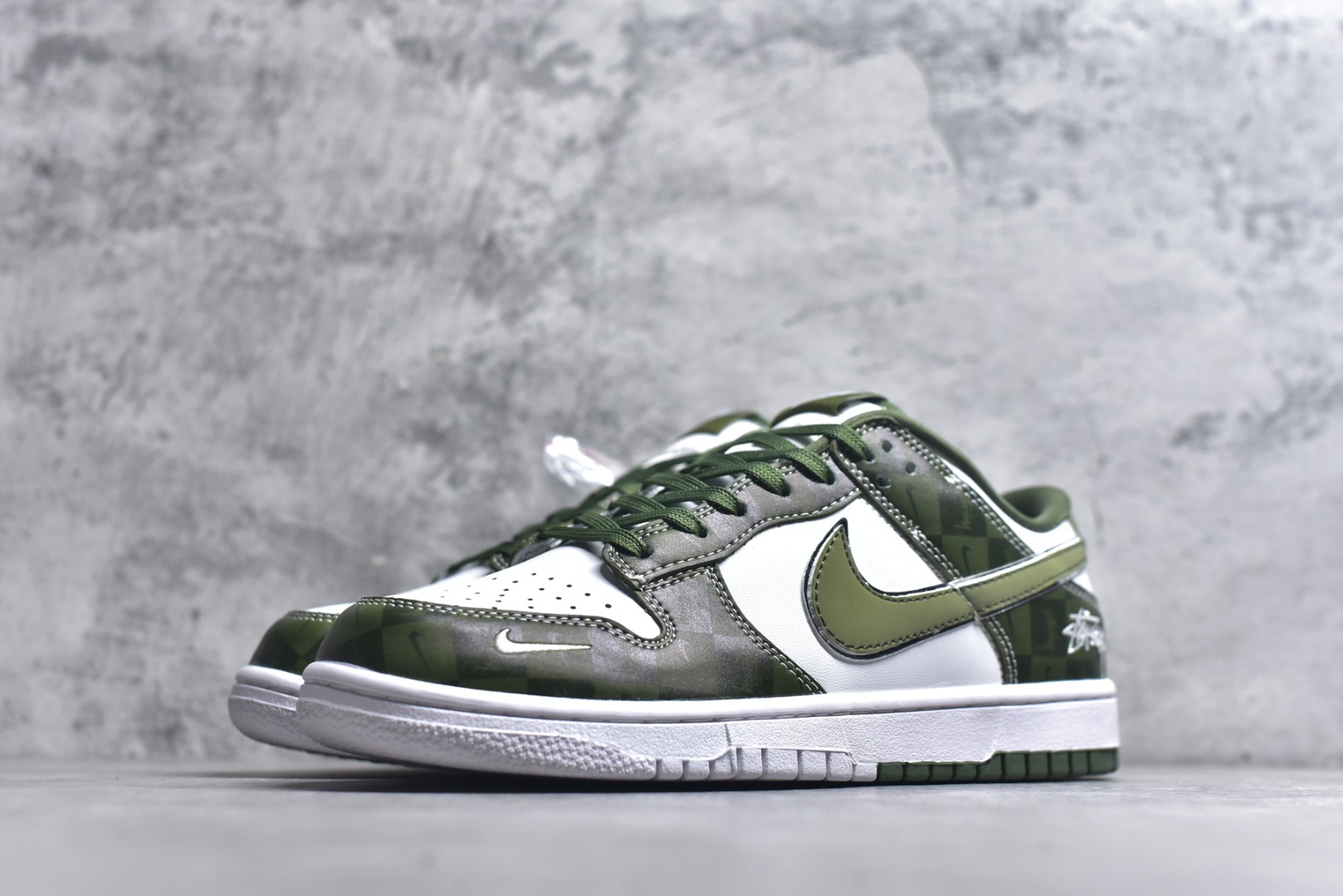 图片[2]-#海外爆款限量发售！Nike SB Dunk Low“斯图西联名——双拼迷彩” 周年高端定制 低帮休闲板鞋 定制鞋盒 大厂纯原品质出货 超高清洁度 皮料切割干净无任何毛边 细节完美 货号：DG1988-010 尺码：36 36.5 37.5 38 38.5 39 40 40.5 41 42 42.5 43 44 44.5 45-选品中心