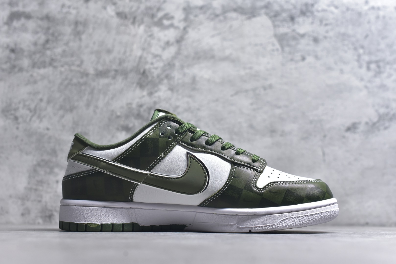 图片[3]-#海外爆款限量发售！Nike SB Dunk Low“斯图西联名——双拼迷彩” 周年高端定制 低帮休闲板鞋 定制鞋盒 大厂纯原品质出货 超高清洁度 皮料切割干净无任何毛边 细节完美 货号：DG1988-010 尺码：36 36.5 37.5 38 38.5 39 40 40.5 41 42 42.5 43 44 44.5 45-选品中心