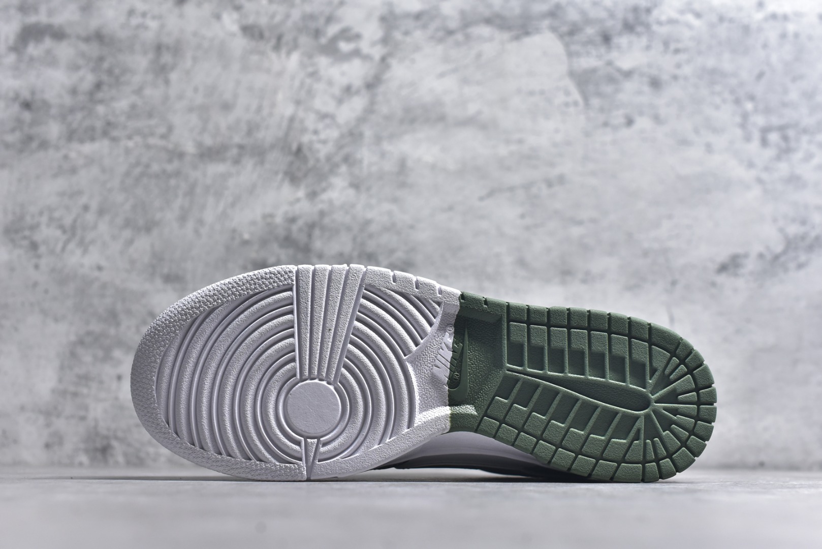 图片[6]-#海外爆款限量发售！Nike SB Dunk Low“斯图西联名——双拼迷彩” 周年高端定制 低帮休闲板鞋 定制鞋盒 大厂纯原品质出货 超高清洁度 皮料切割干净无任何毛边 细节完美 货号：DG1988-010 尺码：36 36.5 37.5 38 38.5 39 40 40.5 41 42 42.5 43 44 44.5 45-选品中心