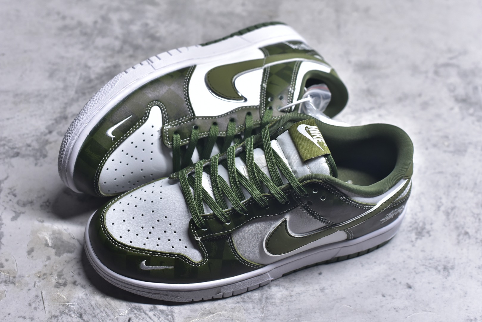 图片[7]-#海外爆款限量发售！Nike SB Dunk Low“斯图西联名——双拼迷彩” 周年高端定制 低帮休闲板鞋 定制鞋盒 大厂纯原品质出货 超高清洁度 皮料切割干净无任何毛边 细节完美 货号：DG1988-010 尺码：36 36.5 37.5 38 38.5 39 40 40.5 41 42 42.5 43 44 44.5 45-选品中心