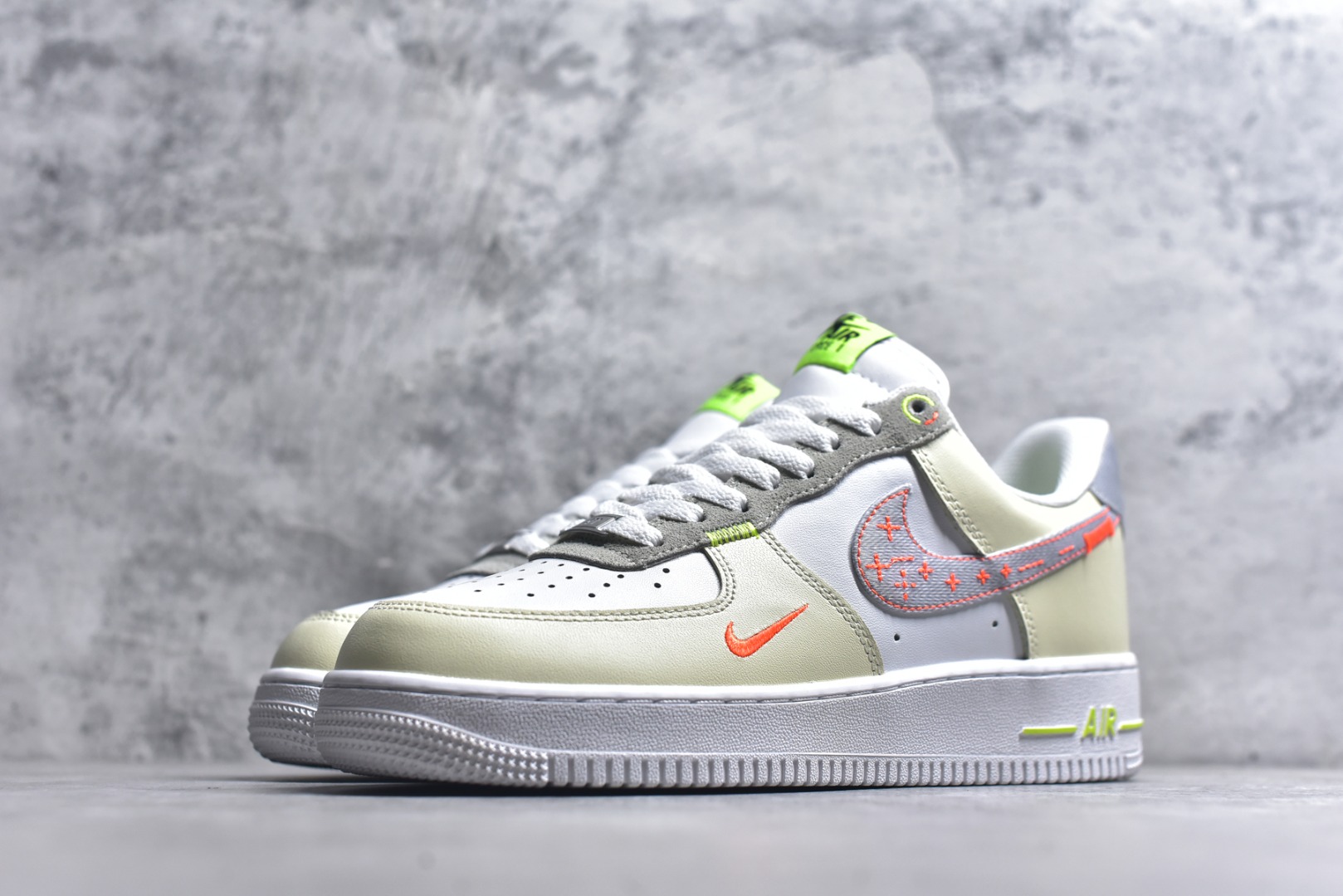 图片[2]-#耐克Nike AIR FORCE 1’07空军一号低帮百搭休闲运动板鞋。柔软、弹性十足的缓震性能和出色的中底设计，横跨复古与现代的外型结合，造就出风靡全球三十多年的Force 1。 货号：FB1852-111 尺码：36 36.5 37.5 38 38.5 39 40 40.5 41 42 42.5 43 44 45-选品中心