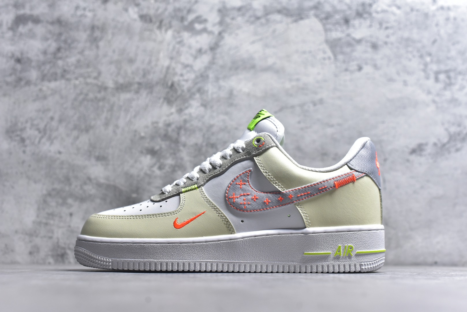 #耐克Nike AIR FORCE 1’07空军一号低帮百搭休闲运动板鞋。柔软、弹性十足的缓震性能和出色的中底设计，横跨复古与现代的外型结合，造就出风靡全球三十多年的Force 1。 货号：FB1852-111 尺码：36 36.5 37.5 38 38.5 39 40 40.5 41 42 42.5 43 44 45-选品中心
