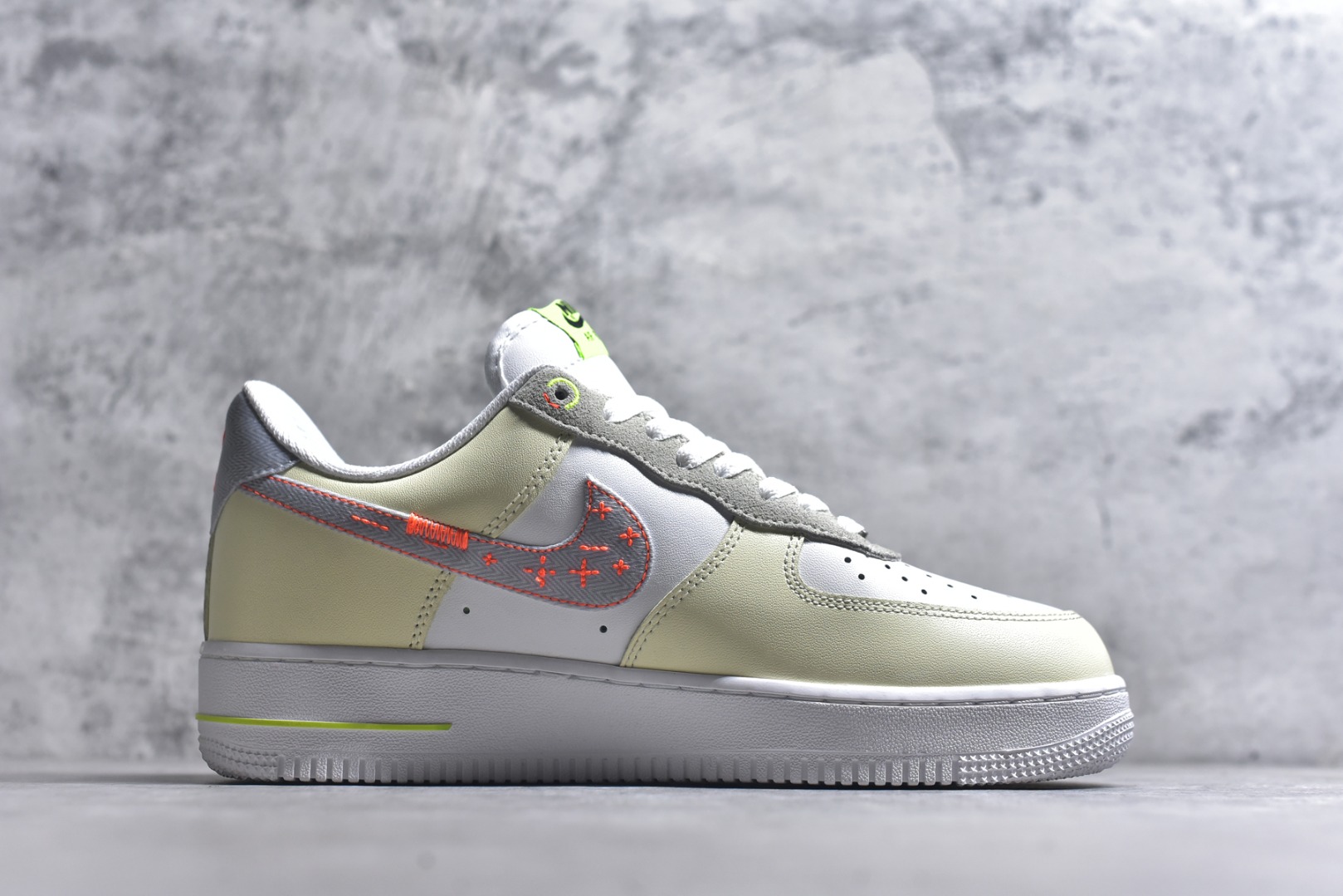 图片[3]-#耐克Nike AIR FORCE 1’07空军一号低帮百搭休闲运动板鞋。柔软、弹性十足的缓震性能和出色的中底设计，横跨复古与现代的外型结合，造就出风靡全球三十多年的Force 1。 货号：FB1852-111 尺码：36 36.5 37.5 38 38.5 39 40 40.5 41 42 42.5 43 44 45-选品中心