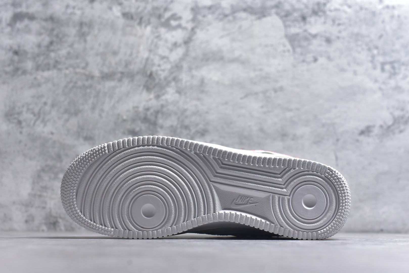 图片[6]-#耐克Nike AIR FORCE 1’07空军一号低帮百搭休闲运动板鞋。柔软、弹性十足的缓震性能和出色的中底设计，横跨复古与现代的外型结合，造就出风靡全球三十多年的Force 1。 货号：FB1852-111 尺码：36 36.5 37.5 38 38.5 39 40 40.5 41 42 42.5 43 44 45-选品中心